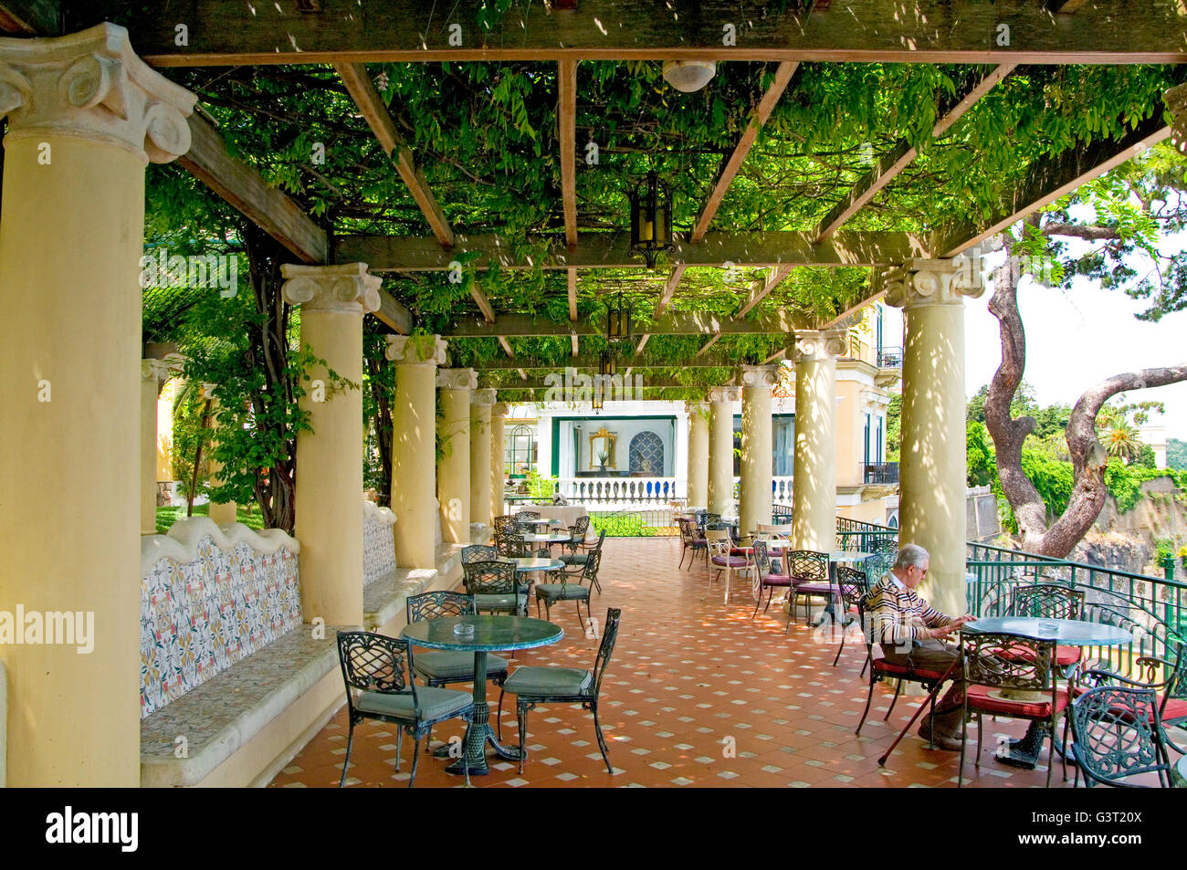 Una scogliera pergola di un hotel di lusso a Sorrento, vicino a Napoli,  Italia Foto stock - Alamy