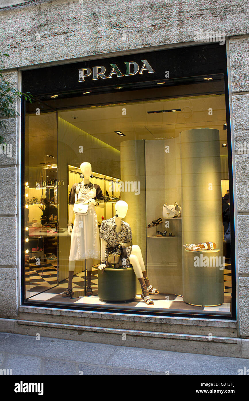 Prada donne di alta moda e accessori di vetro per lo shopping a Milano  fashion district, Via della Spiga Foto stock - Alamy