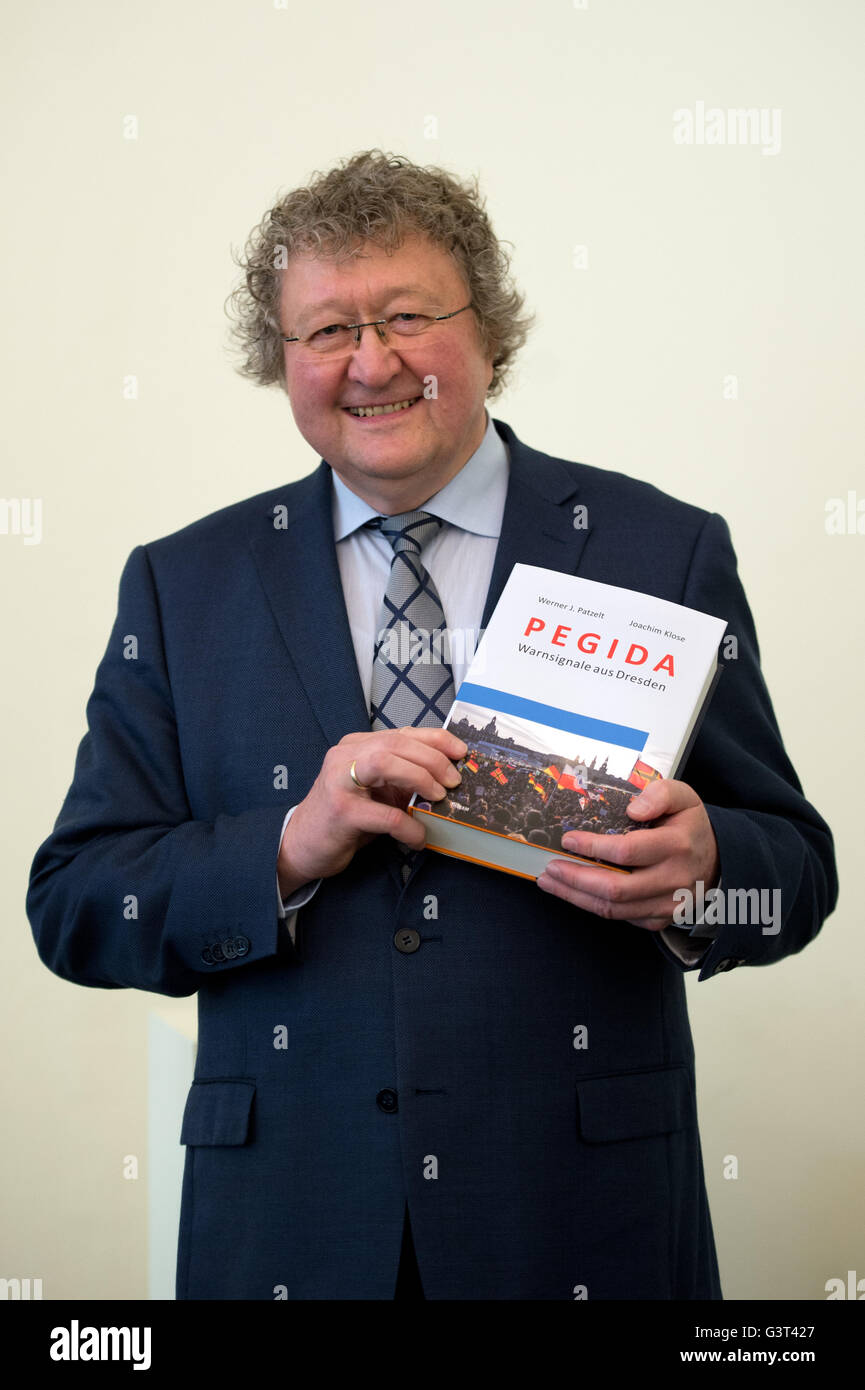 Dresden, Germania. 14 Giugno, 2016. Werner Patzelt, lo scienziato politico alla Technische Universitaet Dresden, tenendo in mano il suo libro prima della presentazione del libro 'Pegida. Warnsignale aus Dresden' (lit. "Pegida. Cartelli di avvertimento da Dresda') a Dresda, in Germania, il 14 giugno 2016. Foto: ARNO BURGI/dpa/Alamy Live News Foto Stock
