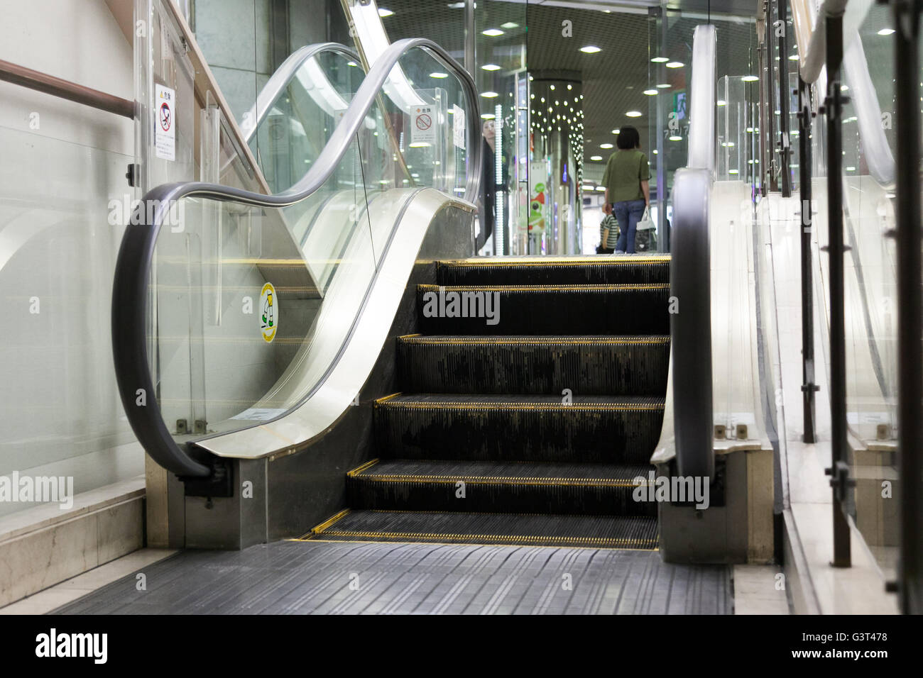 Tokyo, Giappone. 14 Giugno, 2016. Il mondo di escalator più breve nel seminterrato di più's Department Store in Kawasaki, il 14 giugno 2016, Tokyo, Giappone. Con solo 5 passi che porta passeggero fino 83.4 cm escalator o Petitecalator, è stato costruito nel 1989 per fornire accesso tra più's department store e un passaggio pedonale sotterraneo. La scala mobile è stato aggiunto il libro Guinness dei record nel 1991. Credito: Rodrigo Reyes Marin/AFLO/Alamy Live News Foto Stock