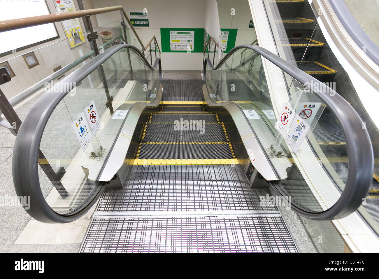 Tokyo, Giappone. 14 Giugno, 2016. Il mondo di escalator più breve nel seminterrato di più's Department Store in Kawasaki, il 14 giugno 2016, Tokyo, Giappone. Con solo 5 passi che porta passeggero fino 83.4 cm escalator o Petitecalator, è stato costruito nel 1989 per fornire accesso tra più's department store e un passaggio pedonale sotterraneo. La scala mobile è stato aggiunto il libro Guinness dei record nel 1991. Credito: Rodrigo Reyes Marin/AFLO/Alamy Live News Foto Stock