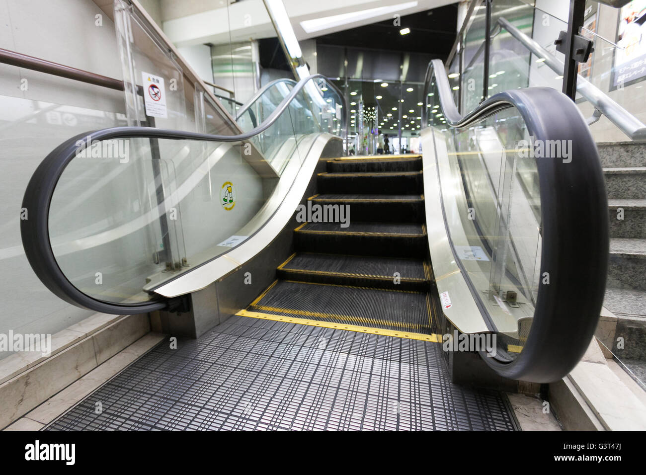 Tokyo, Giappone. 14 Giugno, 2016. Il mondo di escalator più breve nel seminterrato di più's Department Store in Kawasaki, il 14 giugno 2016, Tokyo, Giappone. Con solo 5 passi che porta passeggero fino 83.4 cm escalator o Petitecalator, è stato costruito nel 1989 per fornire accesso tra più's department store e un passaggio pedonale sotterraneo. La scala mobile è stato aggiunto il libro Guinness dei record nel 1991. Credito: Rodrigo Reyes Marin/AFLO/Alamy Live News Foto Stock