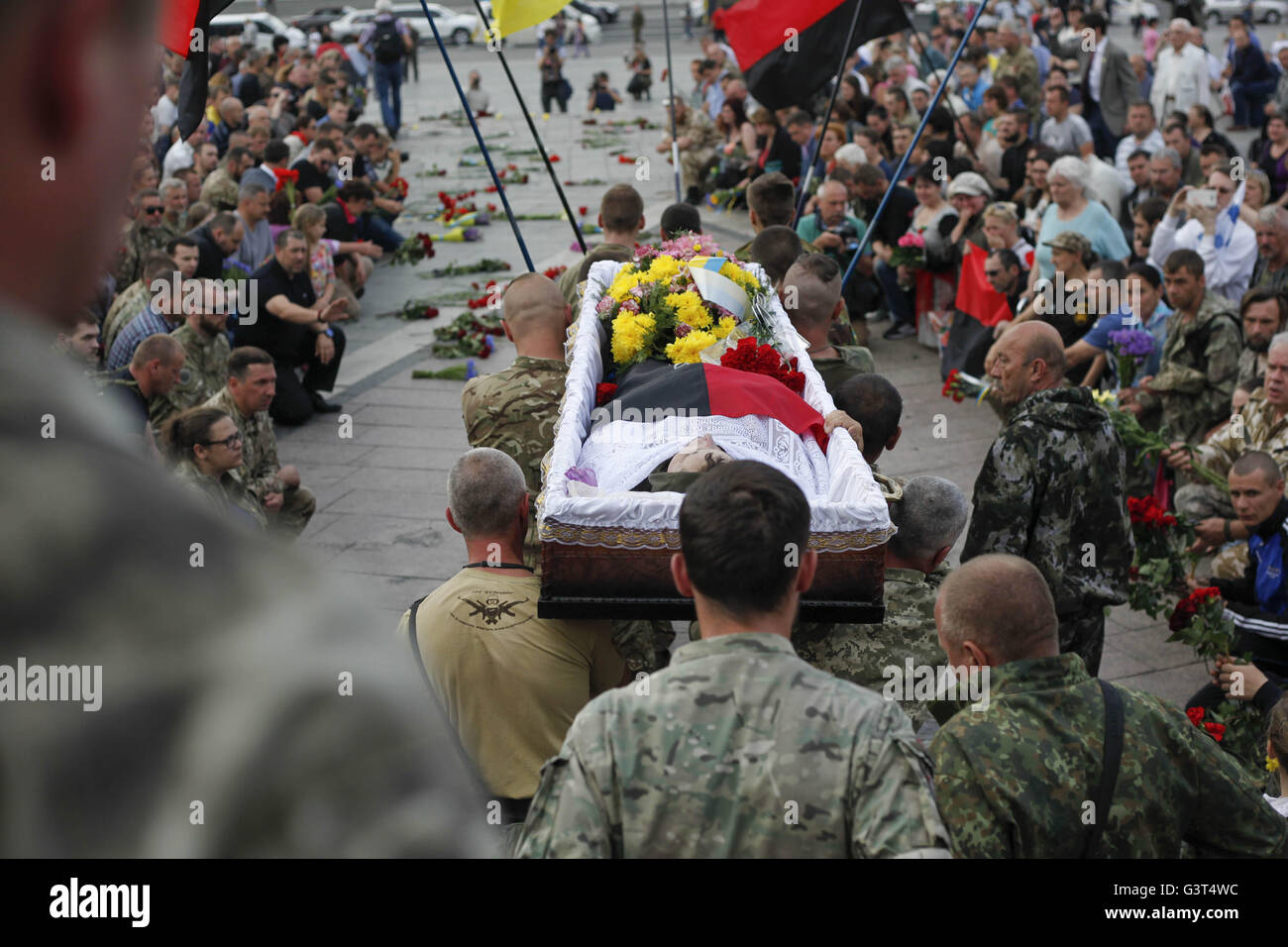 Kiev, Ucraina. 14 Giugno, 2016. Parenti, amici e camerati assistere ad una cerimonia funebre per il "settore destro' partito politico fighters Yuri Gnatyuk e Robert Masley, secondo come riferito che sono stati uccisi in Ucraina orientale conflitto, in Piazza Indipendenza a Kiev, Ucraina, 14 giugno 2016. Pro-Russian ribelli hanno attaccato esercito ucraino posizioni in Ucraina orientale 40 volte in passato 24 ore, secondo il governo ucraino ufficiale di premere Centro per la cosiddetta operazione antiterrorismo Credito: Nazar Furyk/ZUMA filo/Alamy Live News Foto Stock