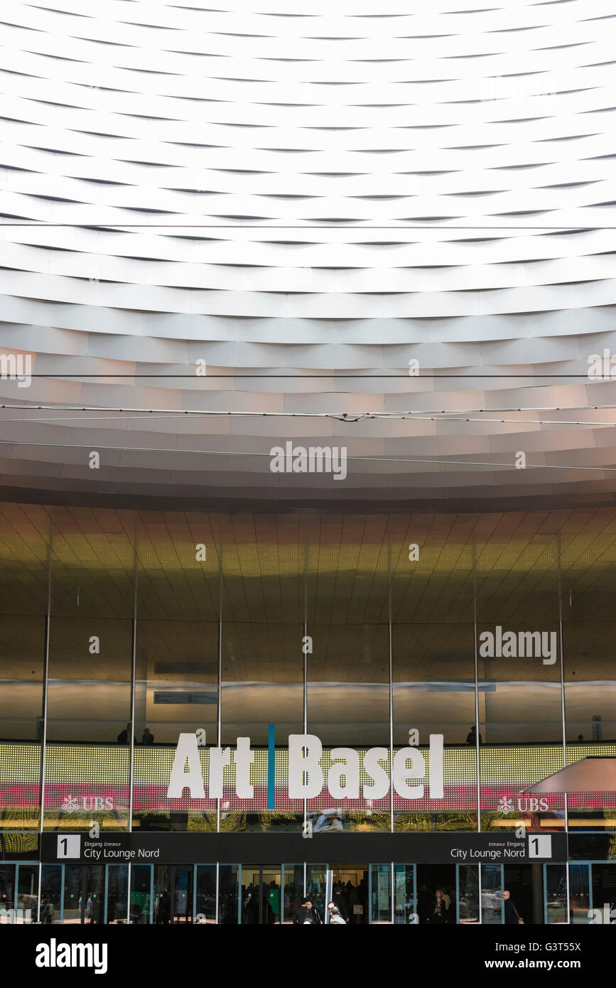 Basel, Svizzera. 14 Giugno, 2016. Ingresso a Basilea exhibition hall in apertura di 'Art Basel 2016', uno dei più grandi del mondo e più spettacolari raduni per contemporaneo e arte moderna. Per i prossimi sei giorni, 280 gallerie mostrerà opere da 4.000 artisti. Nel 2015, la mostra di Basilea, che dispone anche di propaggini di Hong Kong e Miami, attratto 98.000 visitatori da tutto il mondo. Credito: Erik Tham/Alamy Live News Foto Stock