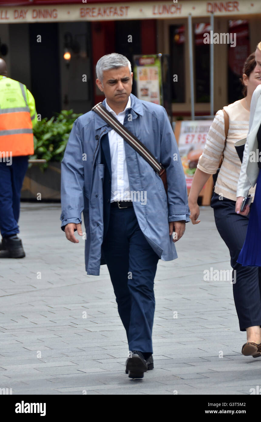 Londra, UK, 14 giugno 2016, il sindaco di Londra Sadiq Khan nel quadrato di Leicester dopo aver lasciato il modello LBC studios dove ha annunciato un divieto sul corpo svergognare aggiunge su TFL. Credito: JOHNNY ARMSTEAD/Alamy Live News Foto Stock