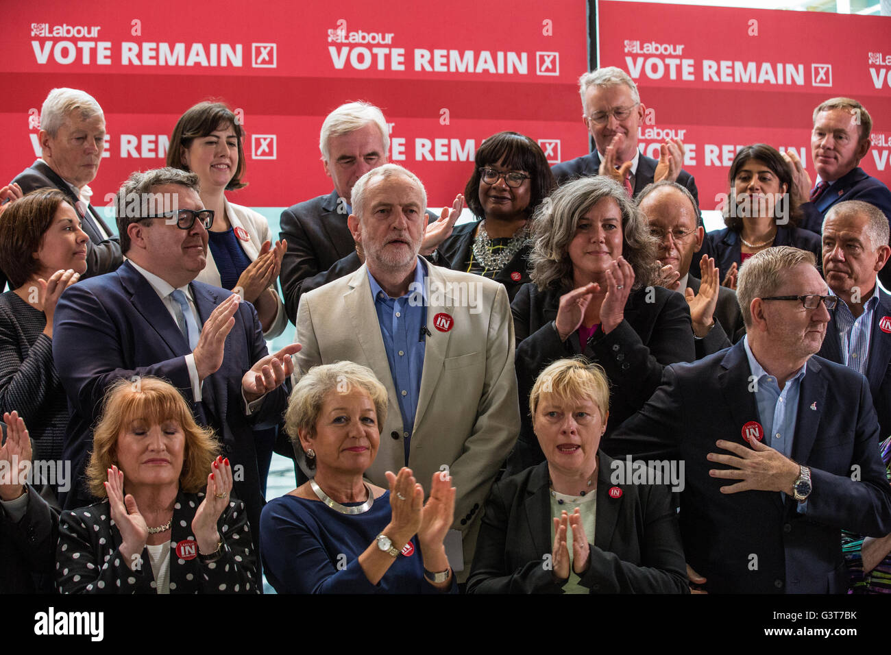 Londra, Regno Unito. 14 Giugno, 2016. Ombra del lavoro membri del gabinetto di applaudire Jeremy Corbyn, leader del partito laburista e l opposizione, prima del suo intervento a favore della votazione rimangono campagna presso il quartier generale TUC. Egli ha invitato tutto il movimento laburista' di voto restano al fine di evitare una " falò' dei diritti dei lavoratori. Credito: Mark Kerrison/Alamy Live News Foto Stock