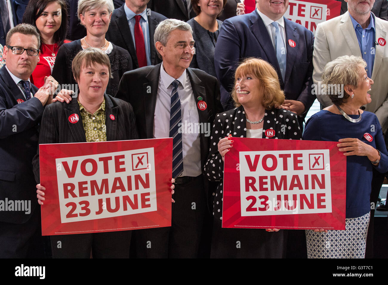 Londra, Regno Unito. 14 Giugno, 2016. Dave Prentis (c), Segretario generale di Unison, accompagnato da ombra del lavoro membri del gabinetto, mostra il suo sostegno per la campagna di rimanere presso la sede TUC. Credito: Mark Kerrison/Alamy Live News Foto Stock