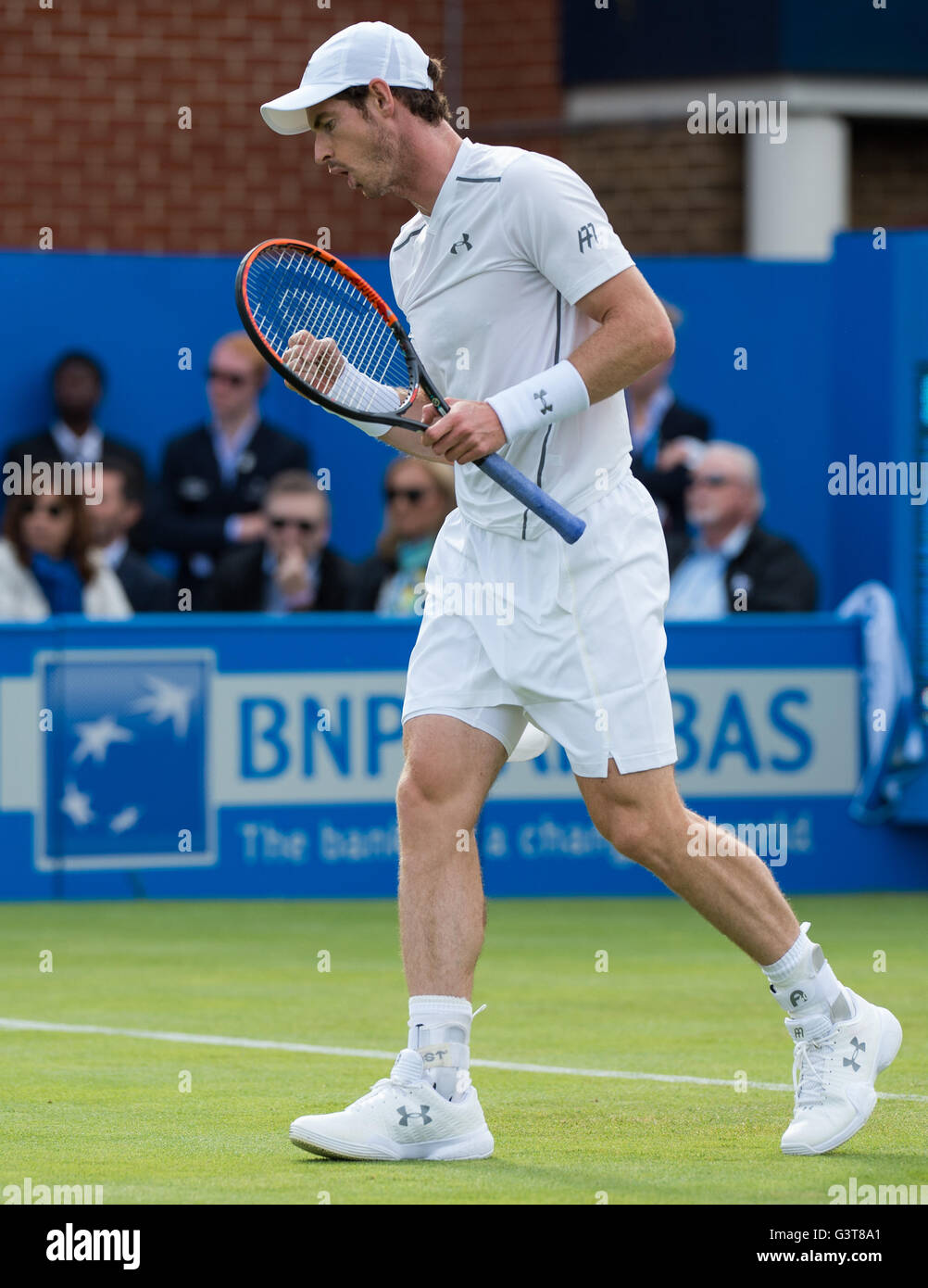 Londra, Regno Unito. 14 Giugno, 2016. Andy Murray della Gran Bretagna reagisce durante il suo singles match di primo turno contro Nicolas MAHUT della Francia durante il giorno due di ATP-500 Aegon Championships alla Queen's Club di Londra, Gran Bretagna il 14 giugno 2016. Murray ha vinto 2-0. Credito: Xinhua/Alamy Live News Foto Stock