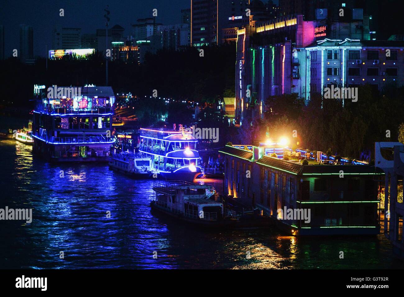 Lanzhou, 14 giugno. 12 Giugno, 2016. Serata di crociere turistiche Ormeggio al porto di Lanzhou del Fiume Giallo a Lanzhou, capitale della Cina nord-occidentale della provincia di Gansu, 14 giugno 2016. I turisti possono testimoniare l'incanto di Lanzhou di notte con 50 minuti di crociera serale lungo il Fiume Giallo in estate dal 12 giugno 2016. © Chen Bin/Xinhua/Alamy Live News Foto Stock