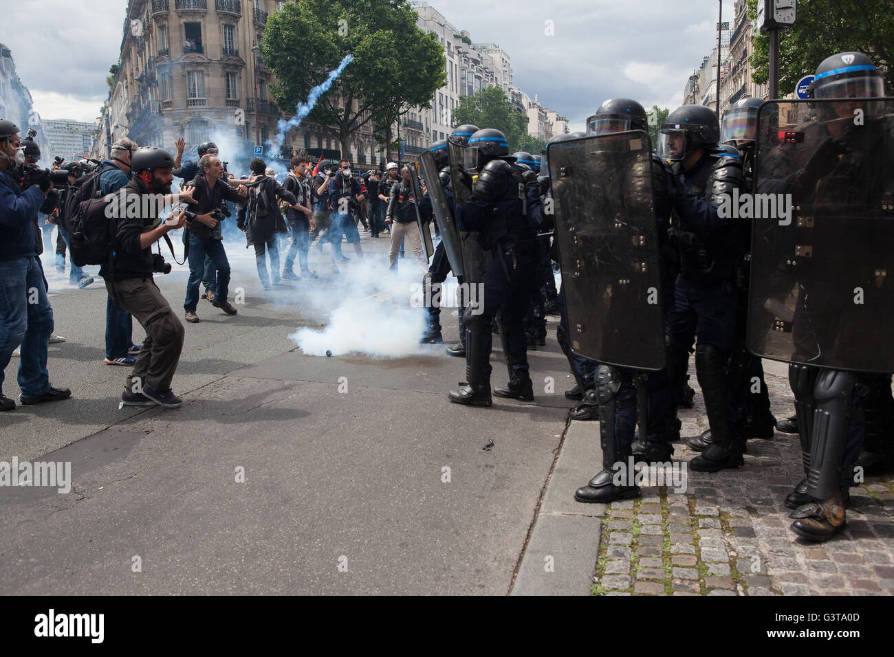Parigi, Francia, 14 giugno 2016, blocco di polizia dei percorsi di uscita e di utilizzare gas lacrimogeni ampiamente al diritto del lavoro marzo, Parigi. Foto: Jo Syz/Alamy Live News Foto Stock