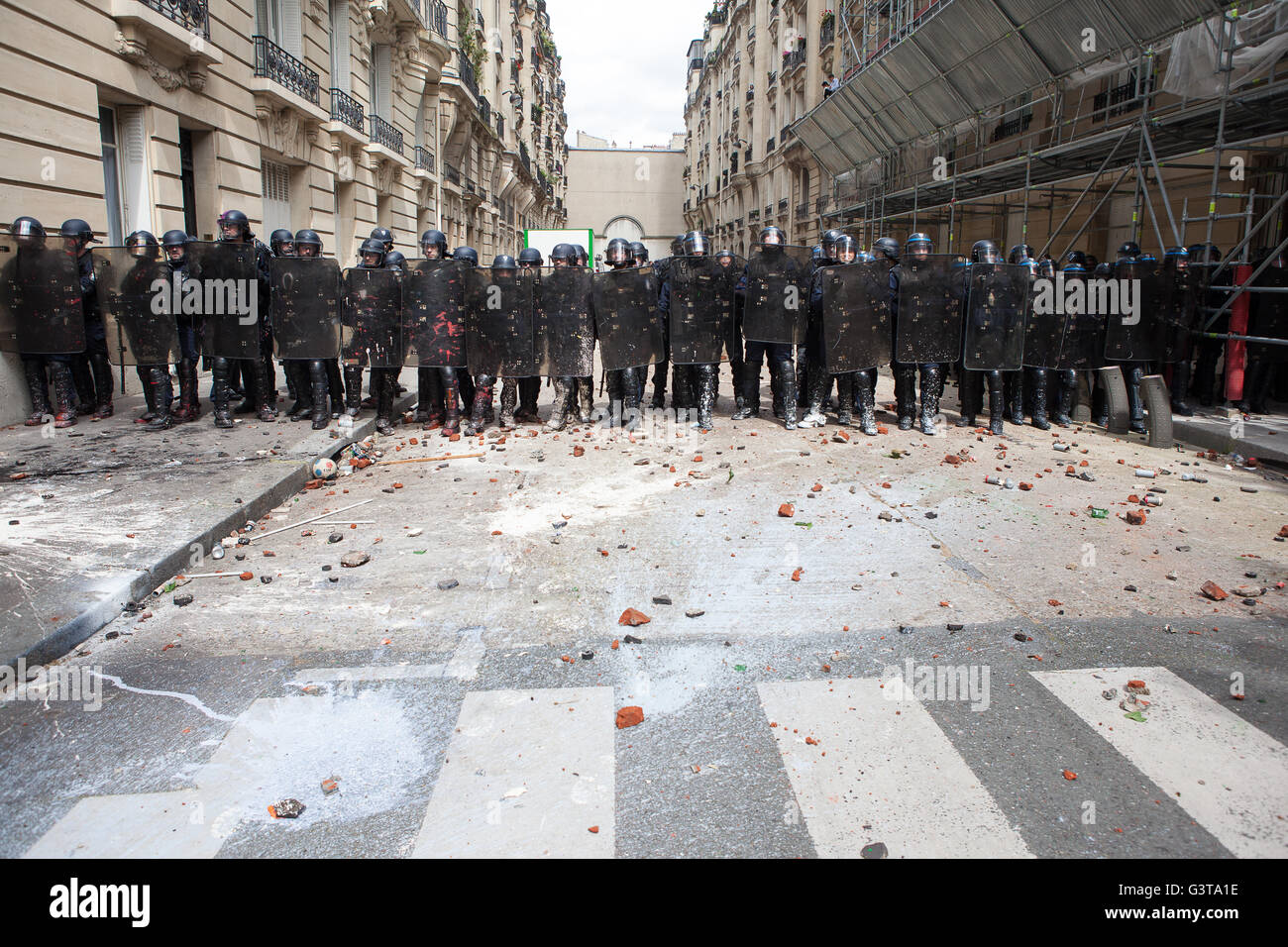 Parigi, Francia, 14 giugno 2016, la polizia blocco strade durante il diritto del lavoro marzo, Parigi. Foto: Jo Syz/Alamy Live News Foto Stock
