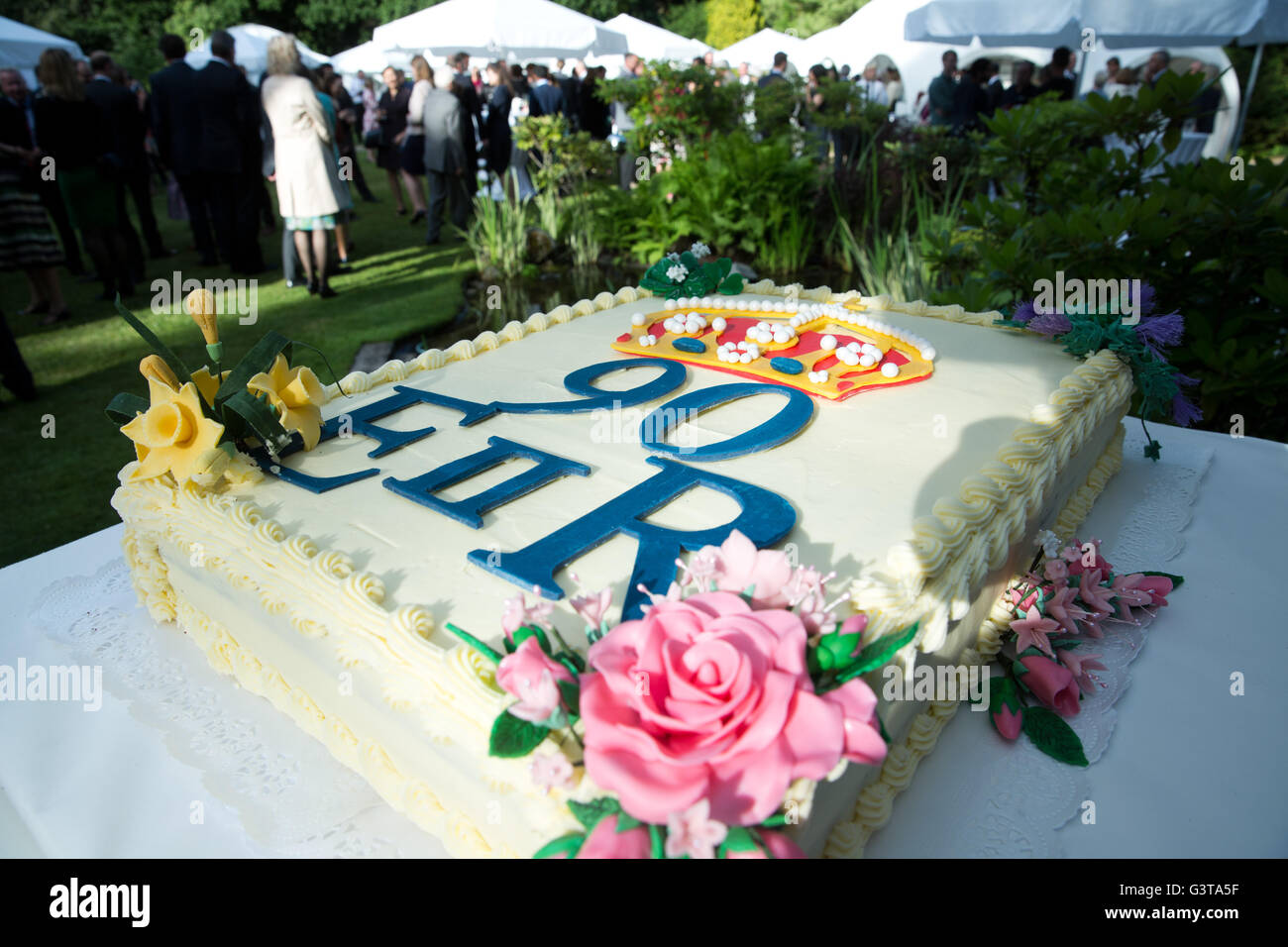 Berlino, Germania. 14 Giugno, 2016. Una torta di compleanno è stato realizzato per la Queen's novantesimo compleanno presso la residenza dell'ambasciatore britannico a Berlino, Germania, 14 giugno 2016. Foto: Joerg Castensen/dpa/Alamy Live News Foto Stock