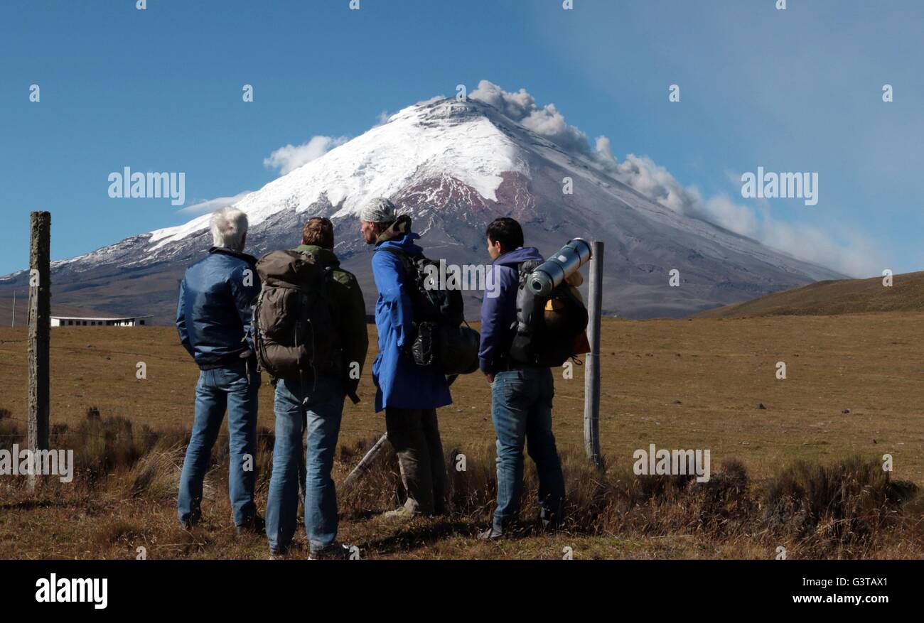 Cotopaxi. 18 Agosto, 2015. Immagine presa sul mese di agosto 18, 2015 mostra la gente a guardare il vulcano Cotopaxi in El Chasqui, provincia di Cotopaxi, Ecuador. Ecuador dell Assemblea nazionale approvata martedì un accordo bilaterale con la Cina, consentendo ai cittadini dei due paesi per visitare un altro paese senza un visto. © Santiago Armas/Xinhua/Alamy Live News Foto Stock