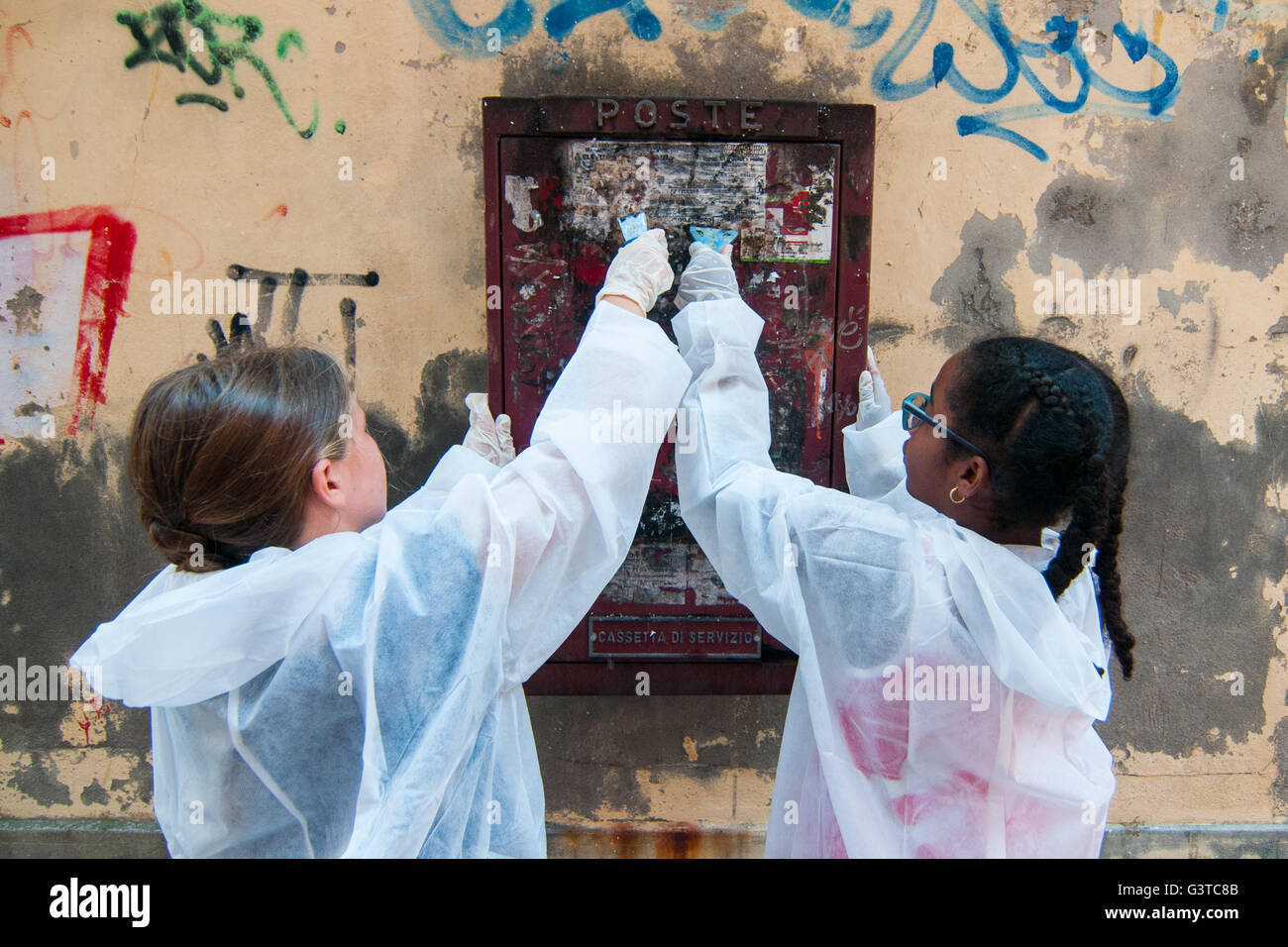Venezia, Italia. Il 15 giugno, 2016. Gli studenti americani la pulizia di una casella di posta elettronica il 15 giugno 2016 a Venezia, Italia. L'associazione 'Masegni e nizioleti' è il tentativo di pulire le pareti dei palazzi che sono rovinate da graffiti, coinvolgendo anche alcuni studenti americani. Come per la licenza per questa immagine: si prega di contattarci via e-mail a sales@xianpix.com o una chiamata 44 (0)207 1939846 per prezzi e condizioni del diritto d'autore. Primo utilizzo solo, solo uso editoriale, tutti repros pagabile, NO ARCHIVIAZIONE. © risveglio/Xianpix Credito: Massimiliano Donati/risveglio/Alamy Live News Foto Stock