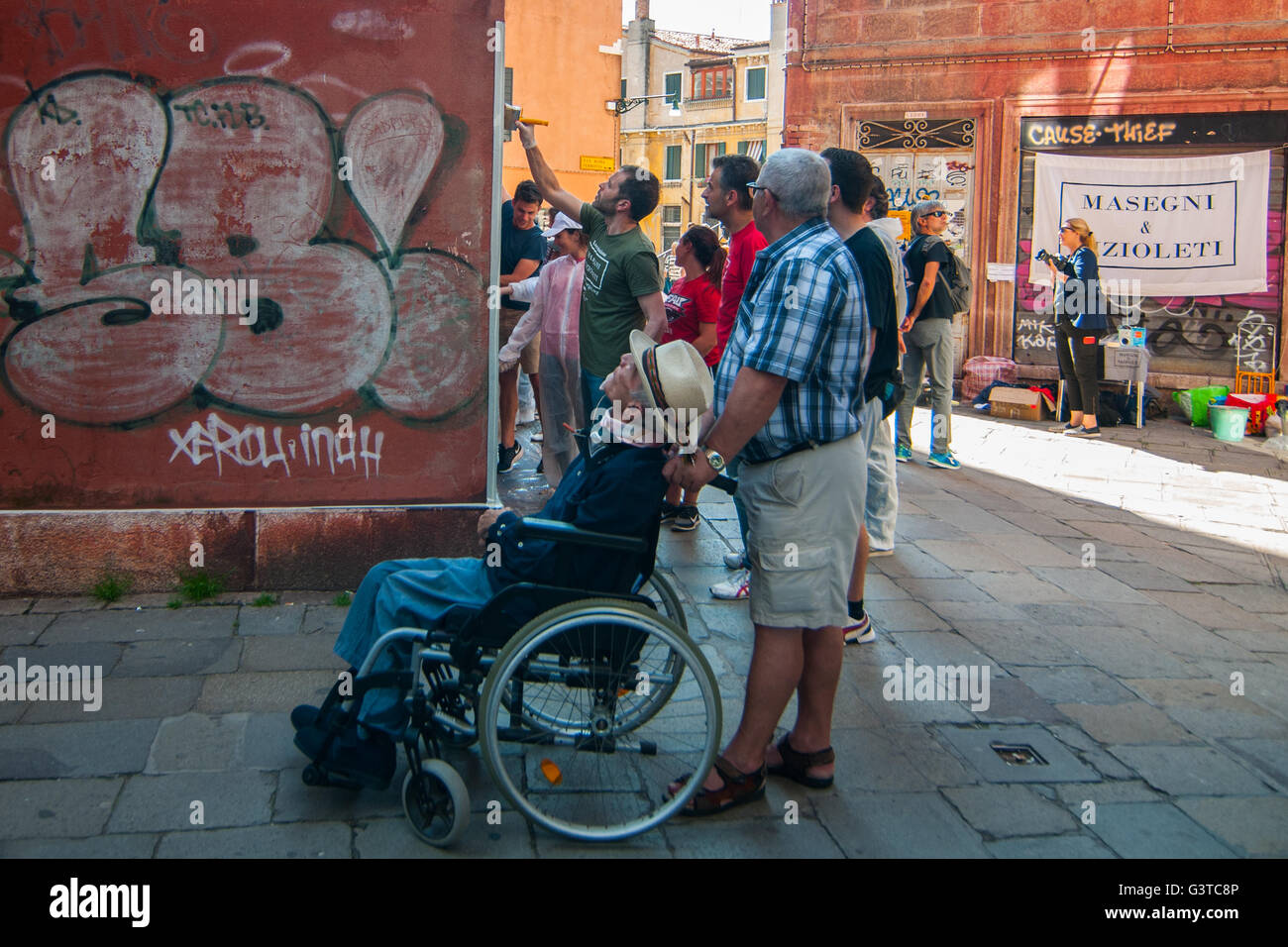 Venezia, Italia. Il 15 giugno, 2016. . L'associazione 'Masegni e nizioleti' è il tentativo di pulire le pareti dei palazzi che sono rovinate da graffiti, coinvolgendo anche alcuni studenti americani. Come per la licenza per questa immagine: si prega di contattarci via e-mail a sales@xianpix.com o una chiamata 44 (0)207 1939846 per prezzi e condizioni del diritto d'autore. Primo utilizzo solo, solo uso editoriale, tutti repros pagabile, NO ARCHIVIAZIONE. © risveglio/Xianpix Credito: Massimiliano Donati/risveglio/Alamy Live News Foto Stock