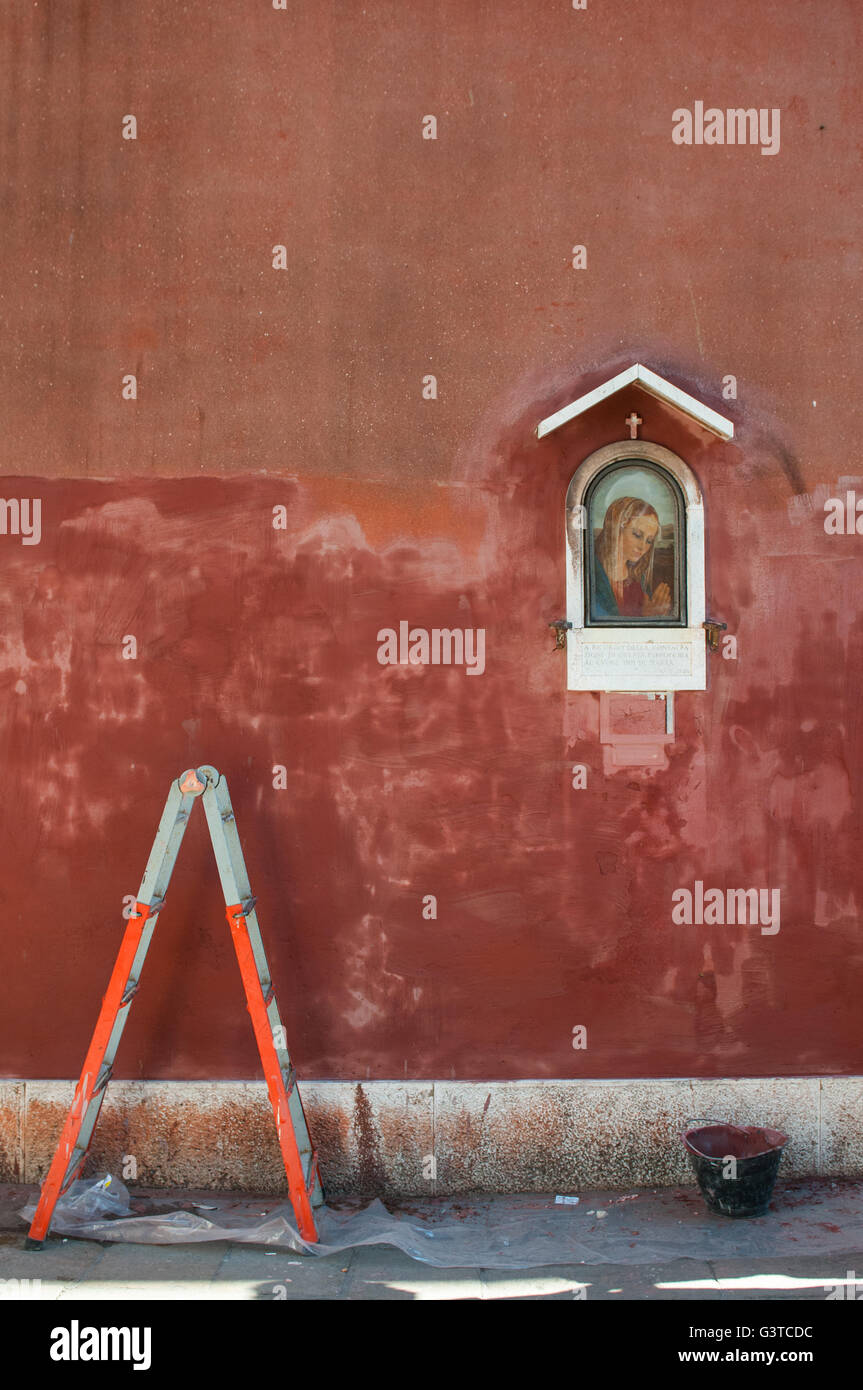 La parete ridipinti dopo il lavoro dell'associazione 'Masegni e Nizioleti' e di studenti americani su Giugno 15, 2016 a Venezia, Italia. L'associazione 'Masegni e nizioleti' è il tentativo di pulire le pareti dei palazzi che sono rovinate da graffiti, coinvolgendo anche alcuni studenti americani. Come per la licenza per questa immagine: si prega di contattarci via e-mail a sales@xianpix.com o una chiamata 44 (0)207 1939846 per prezzi e condizioni del diritto d'autore. Primo utilizzo solo, solo uso editoriale, tutti repros pagabile, NO ARCHIVIAZIONE. © risveglio/Xianpix Foto Stock