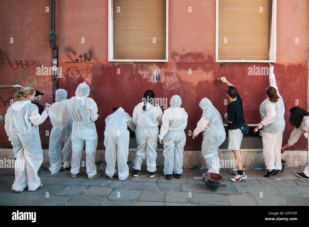 Venezia, Italia. Il 15 giugno, 2016. Gli studenti americani pulire e dipingere una parete a giugno 15, 2016 a Venezia, Italia. L'associazione 'Masegni e nizioleti' è il tentativo di pulire le pareti dei palazzi che sono rovinate da graffiti, coinvolgendo anche alcuni studenti americani. Come per la licenza per questa immagine: si prega di contattarci via e-mail a sales@xianpix.com o una chiamata 44 (0)207 1939846 per prezzi e condizioni del diritto d'autore. Primo utilizzo solo, solo uso editoriale, tutti repros pagabile, NO ARCHIVIAZIONE. © risveglio/Xianpix Credito: Massimiliano Donati/risveglio/Alamy Live News Foto Stock