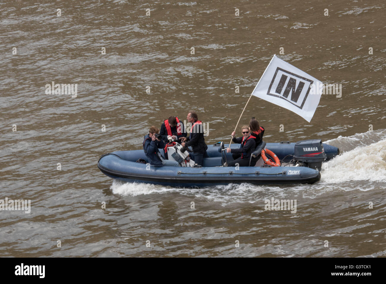 Londra, Regno Unito. Il 15 giugno, 2016. La pesca di lasciare la protesta di trenta navi, con Nigel Farage a bordo che risalivano il Tamigi per le Case del Parlamento come lasciare la dimostrazione dell'UE. Nella foto: Giugno 2016 rimangono barca a Westminster Credito: Ian Davidson/Alamy Live News Foto Stock