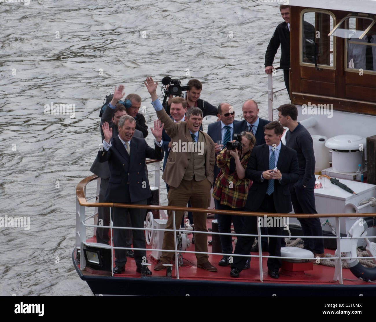 Londra, Regno Unito. Il 15 giugno, 2016. La pesca di lasciare la protesta di trenta navi, con Nigel Farage a bordo che risalivano il Tamigi per le Case del Parlamento come lasciare la dimostrazione dell'UE. Nella foto: Nigel Frage lascia la protesta del credito: Ian Davidson/Alamy Live News Foto Stock