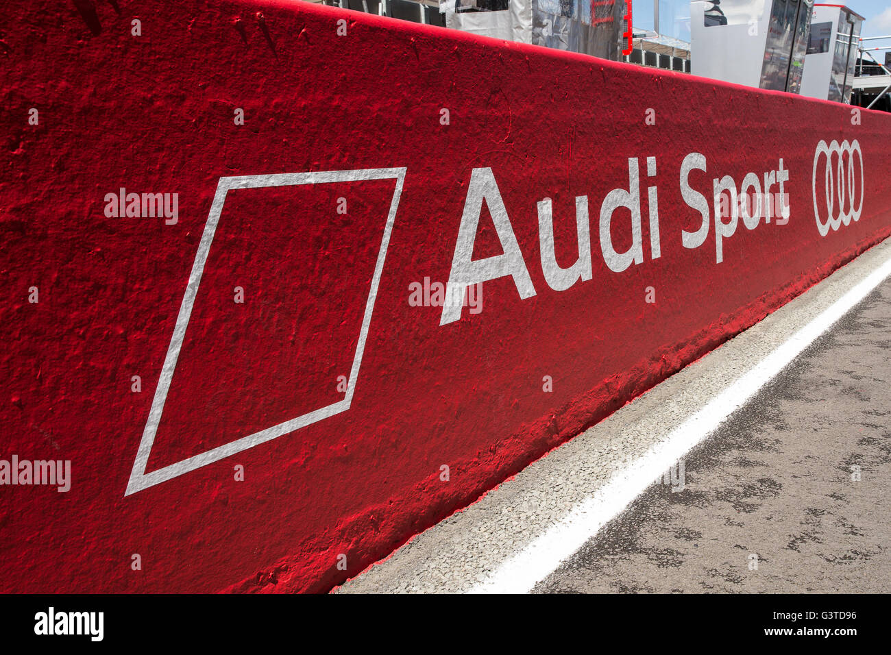 Le Mans, circuito di Le Mans, in Francia. Il 15 giugno, 2016. 24 Ore Le Mans le libere e le qualifiche. La Audi pit wall. Credito: Azione Sport Plus/Alamy Live News Foto Stock