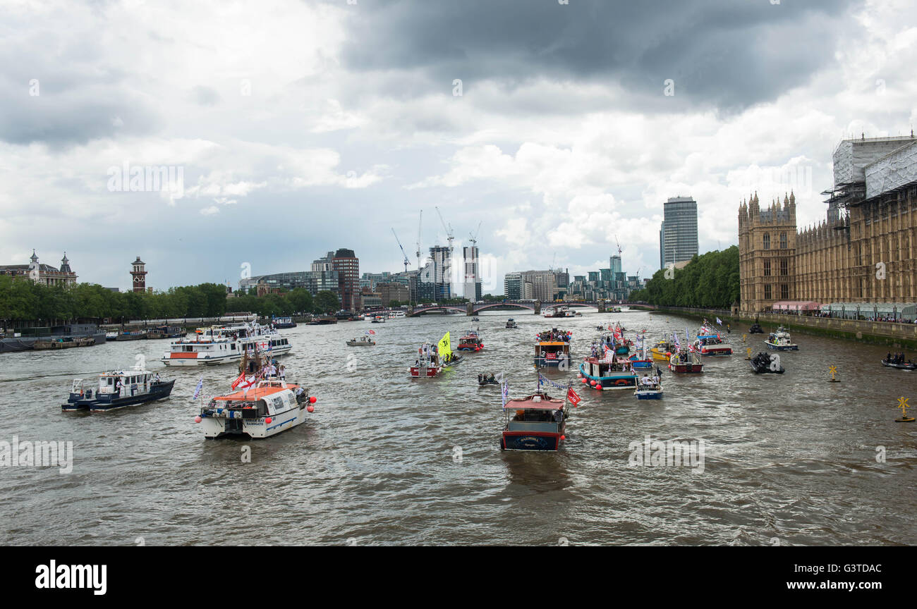 Londra REGNO UNITO. 15 giugno 2016 leader UKIP Nigel Farage condurre una flottiglia di Tower Bridge in una Brexit a coincidere con il Primo Ministro del tempo delle interrogazioni,. ©Michael Tubi/ Alamy Live Foto Stock