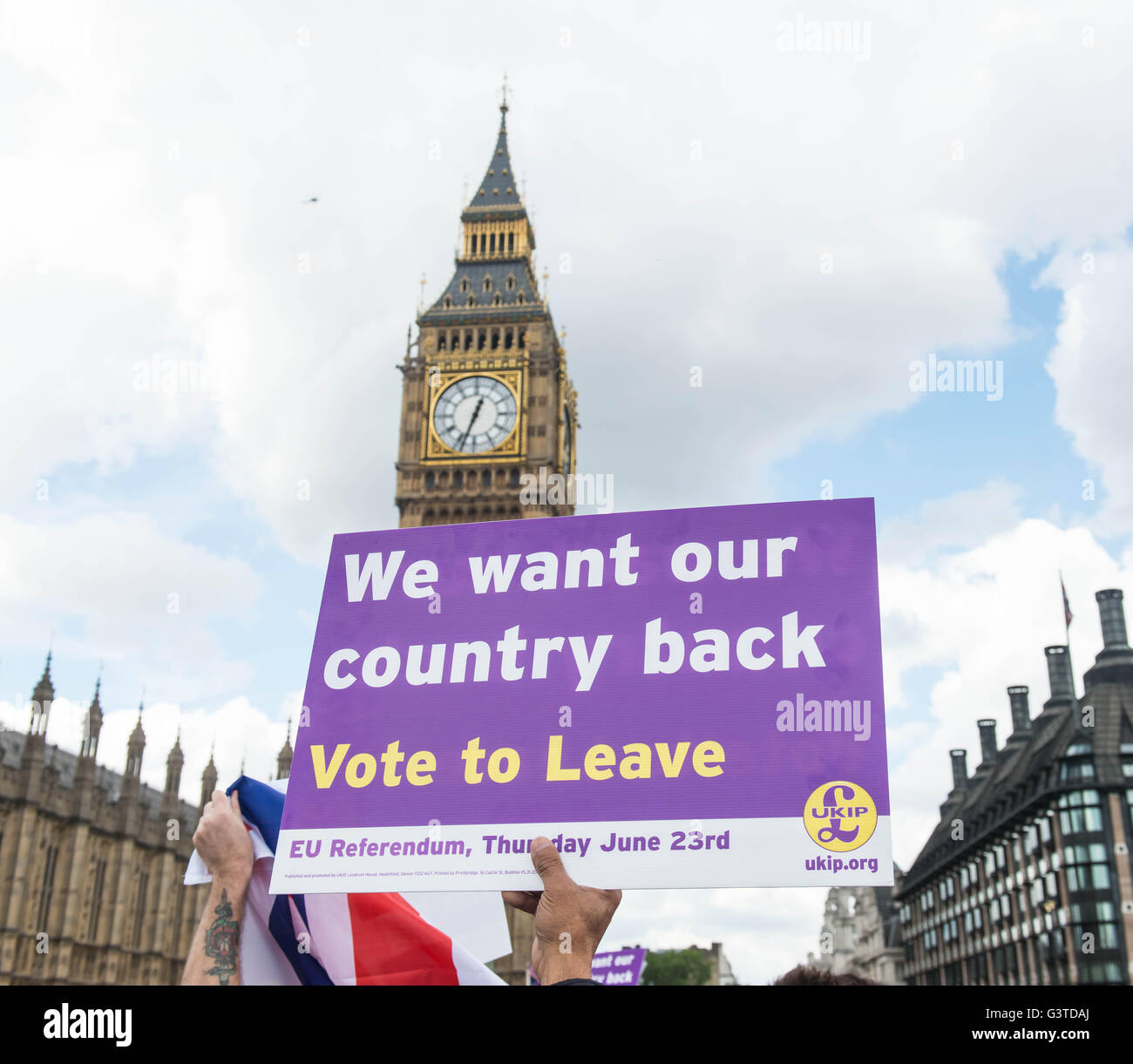 Londra REGNO UNITO. 15 giugno 2016 leader UKIP Nigel Farage condurre una flottiglia di Tower Bridge in una Brexit a coincidere con il Primo Ministro del tempo delle interrogazioni,. ©Michael Tubi/ Alamy Live Foto Stock