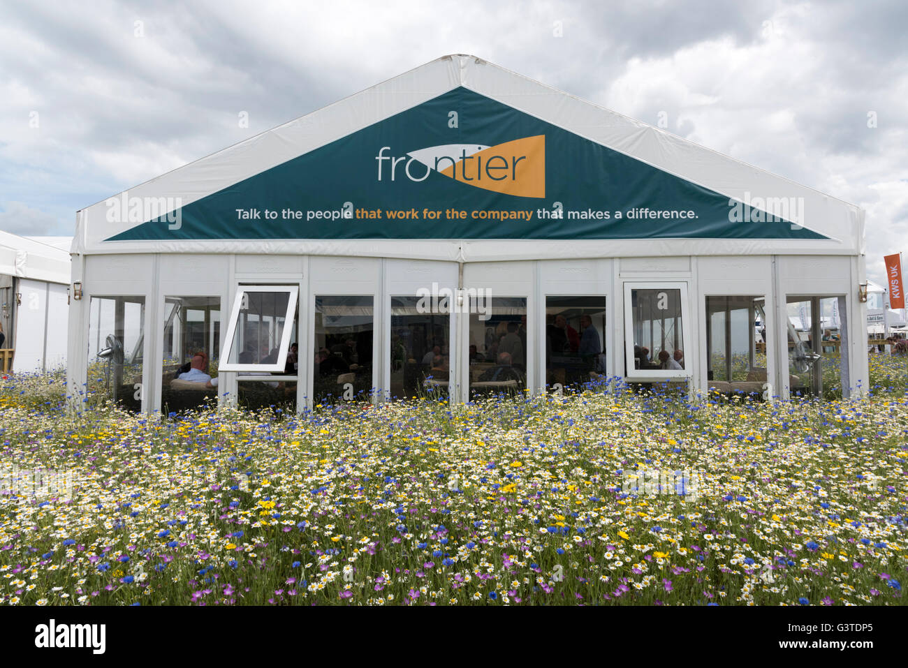 Chrishall Grange, vicino a Duxford Cambridgeshire Regno Unito 15 Giugno 2016. Gli agricoltori e il settore dei seminativi specialisti frequentano i cereali 2016, il grande salone per la campicoltura industria. Circa 25000 persone sono attese per visitare la mostra nei prossimi due giorni. Ci sono visualizza delle attrezzature, compresi i trattori, irroratrici seminatrici e cavalletti da agricola correlati servizi business Credit: Julian Eales/Alamy Live news Credito: Julian Eales/Alamy Live News Foto Stock