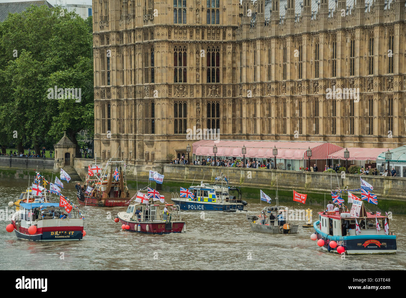 Londra, Regno Unito. Il 15 giugno, 2016. Barche di passare il affollato bar sulla terrazza del Parlamento - Nigel Farage, il leader dell'UKIP, si unisce una flottiglia di pesca i pescherecci con reti da traino fino al Tamigi di Parlamento a chiamata per il Regno Unito il recesso dal UE, nel corso di una protesta temporizzata in modo da coincidere con il primo ministro di domande. Credito: Guy Bell/Alamy Live News Foto Stock