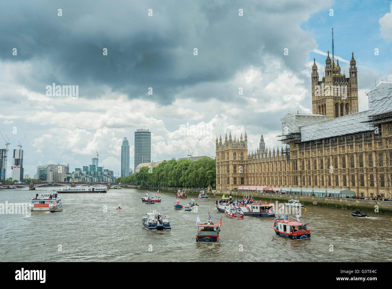 Londra, Regno Unito. Il 15 giugno, 2016. Aria di tempesta oltre la flotta - Nigel Farage, il leader dell'UKIP, si unisce una flottiglia di pesca i pescherecci con reti da traino fino al Tamigi di Parlamento a chiamata per il Regno Unito il recesso dal UE, nel corso di una protesta temporizzata in modo da coincidere con il primo ministro di domande. Credito: Guy Bell/Alamy Live News Foto Stock
