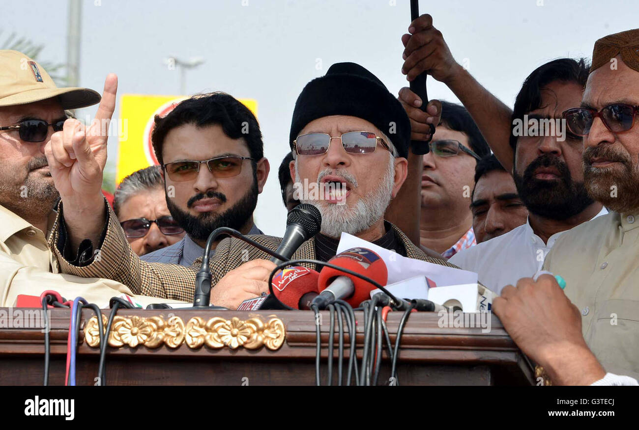 Lahore, Pakistan. Il 15 giugno, 2016. Awami Tehreek (PAT) Direttore, il dottor Tahir-ul-Qadri indirizzi alla media delle persone durante la conferenza stampa relative al modello comune tragedia che rivendicato 14 vive e il ferimento di circa 100, al suo arrivo all aeroporto di Lahore Mercoledì, 15 giugno 2016. Credito: Asianet-Pakistan/Alamy Live News Foto Stock