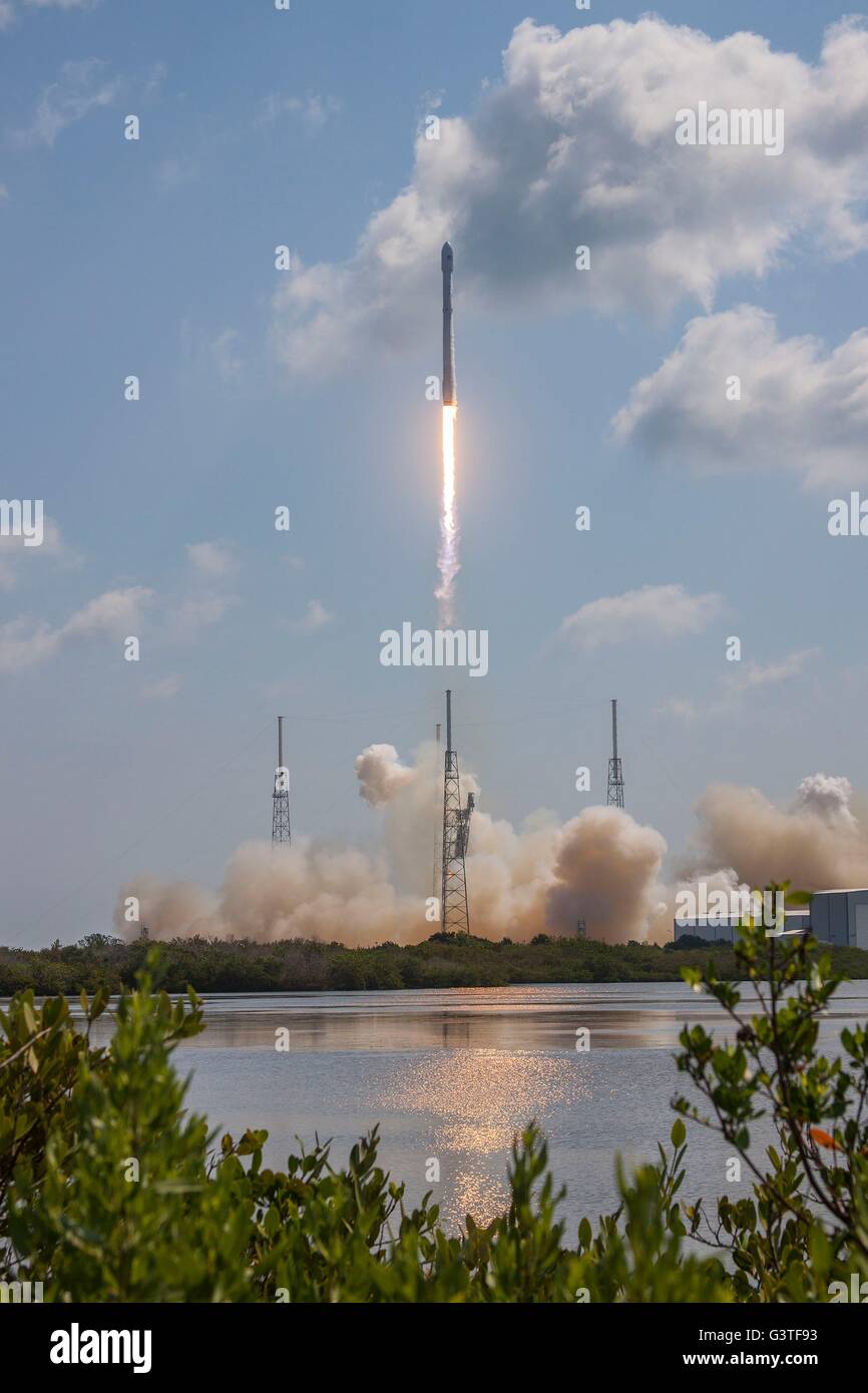 Cape Canaveral, Stati Uniti d'America. Il 15 giugno, 2016. La SpaceX Falcon 9 razzo riutilizzabili solleva portando la ABS/Eutelsat-2 satellite dal Kennedy Space Center Launch Complex 40 Giugno 15, 2016 a Cape Canaveral, in Florida. Credito: Planetpix/Alamy Live News Foto Stock