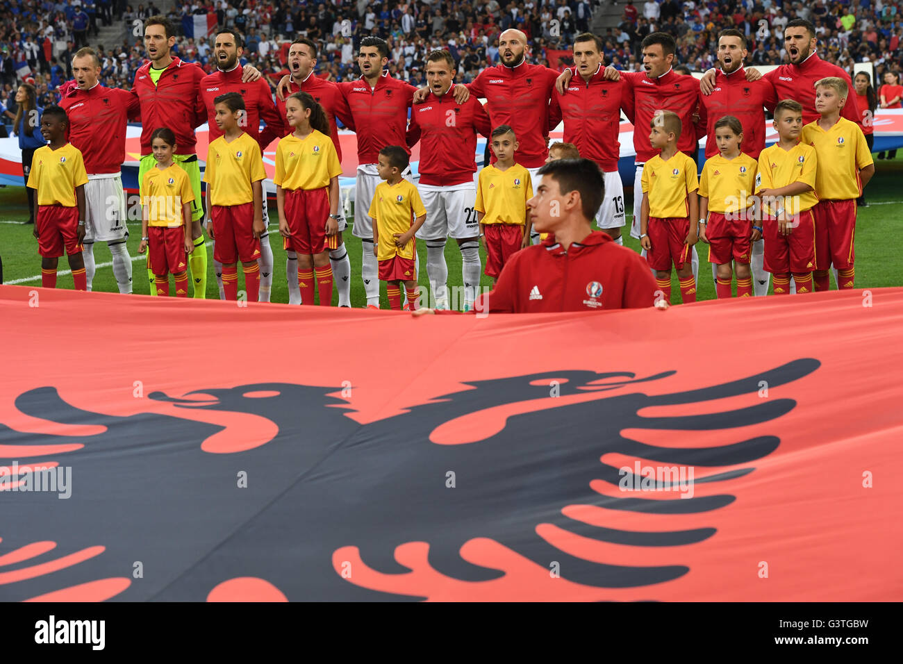 Marseille, Francia. Il 15 giugno, 2016. I giocatori albanesi a cantare l' inno nazionale prima di UEFA EURO 2016 Gruppo di una partita di calcio tra  la Francia e l'Albania allo Stade Velodrome