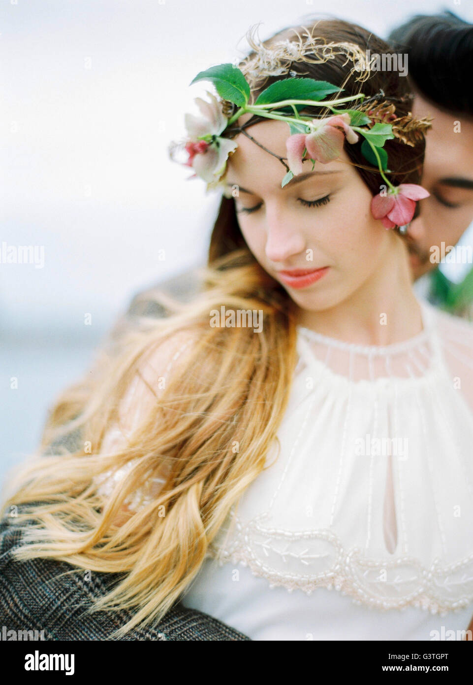 La Svezia, Halland, Varberg, la sposa e lo sposo avvolgente Foto Stock