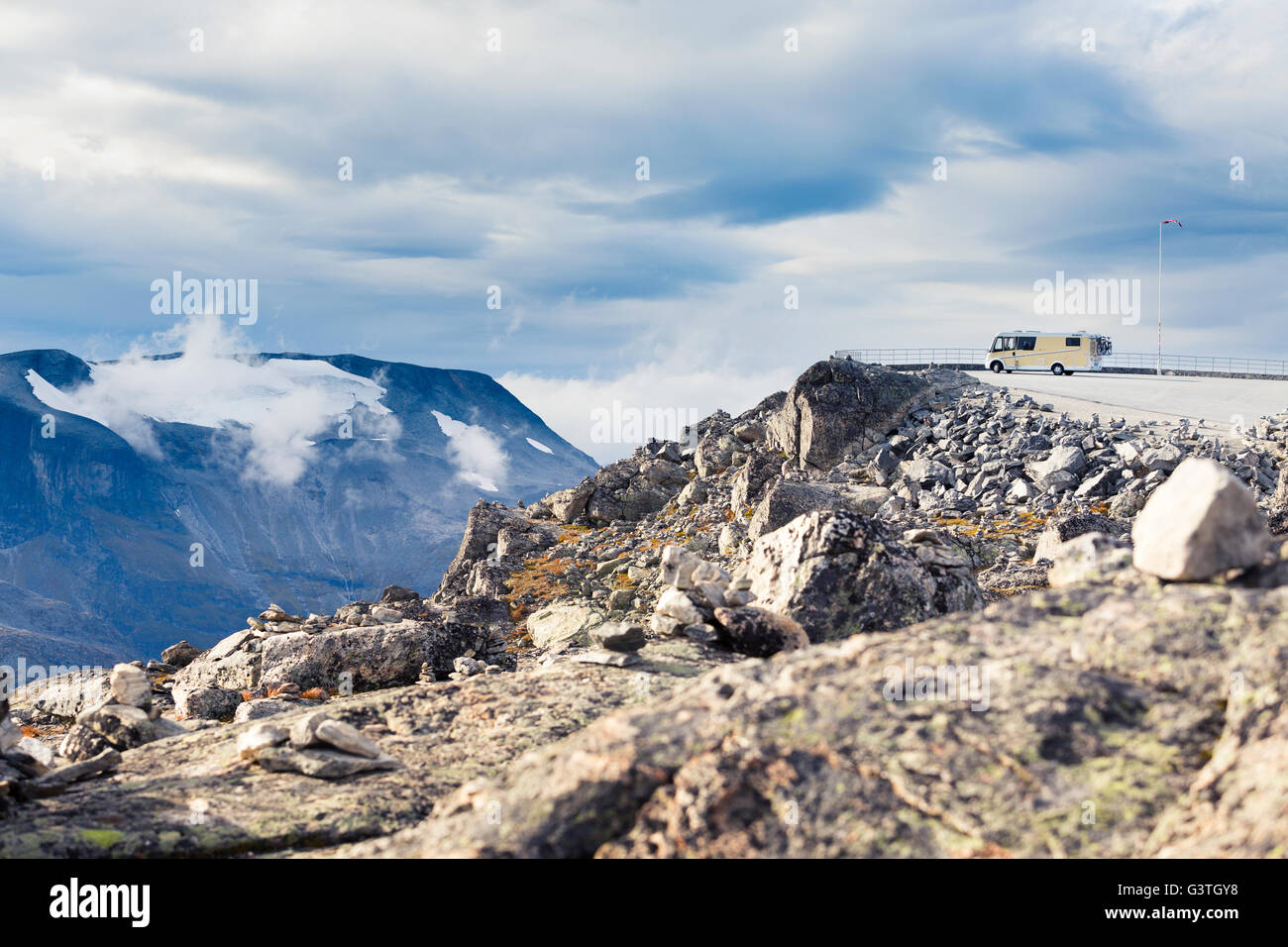 Norvegia, More og Romsdal, Sunnmore, il Geirangerfjord, punto di osservazione a bordo della valle di montagna con motor home Foto Stock