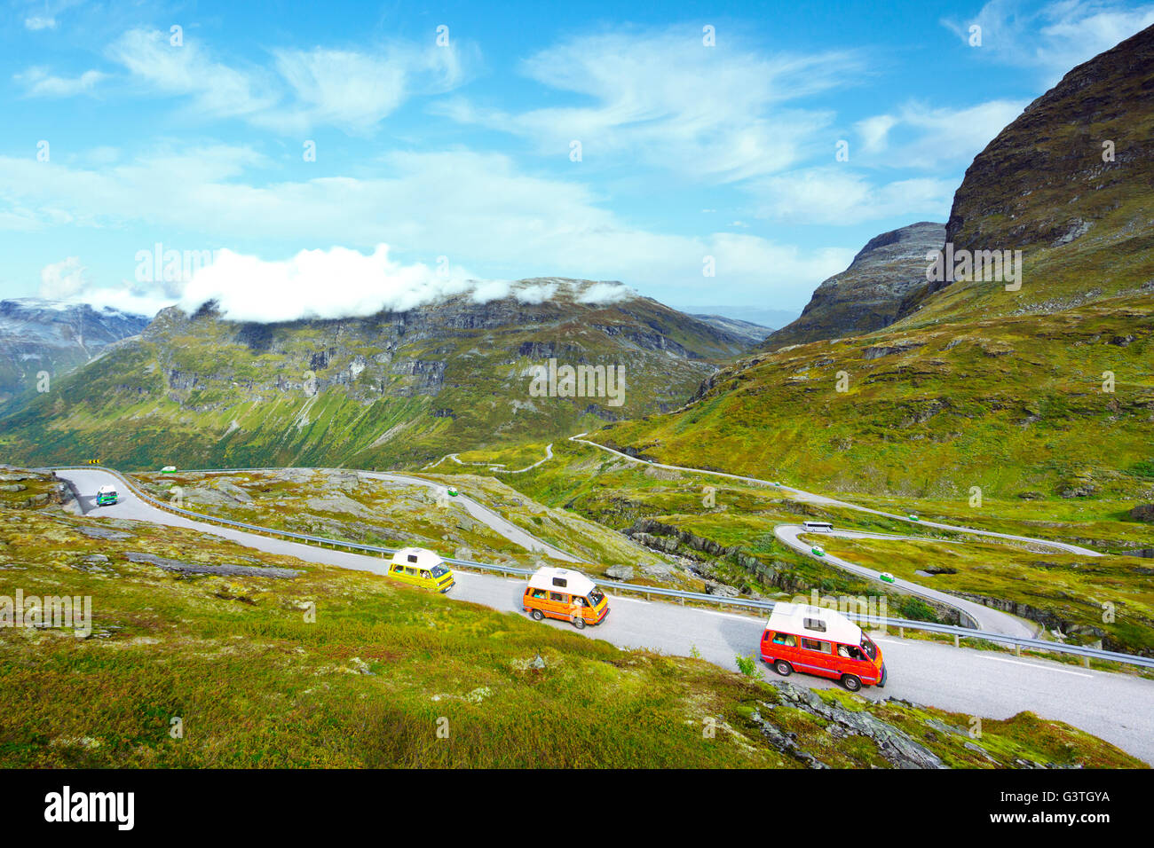 Norvegia, More og Romsdal, Sunnmore, vista in elevazione delle vetture su strada di montagna Foto Stock