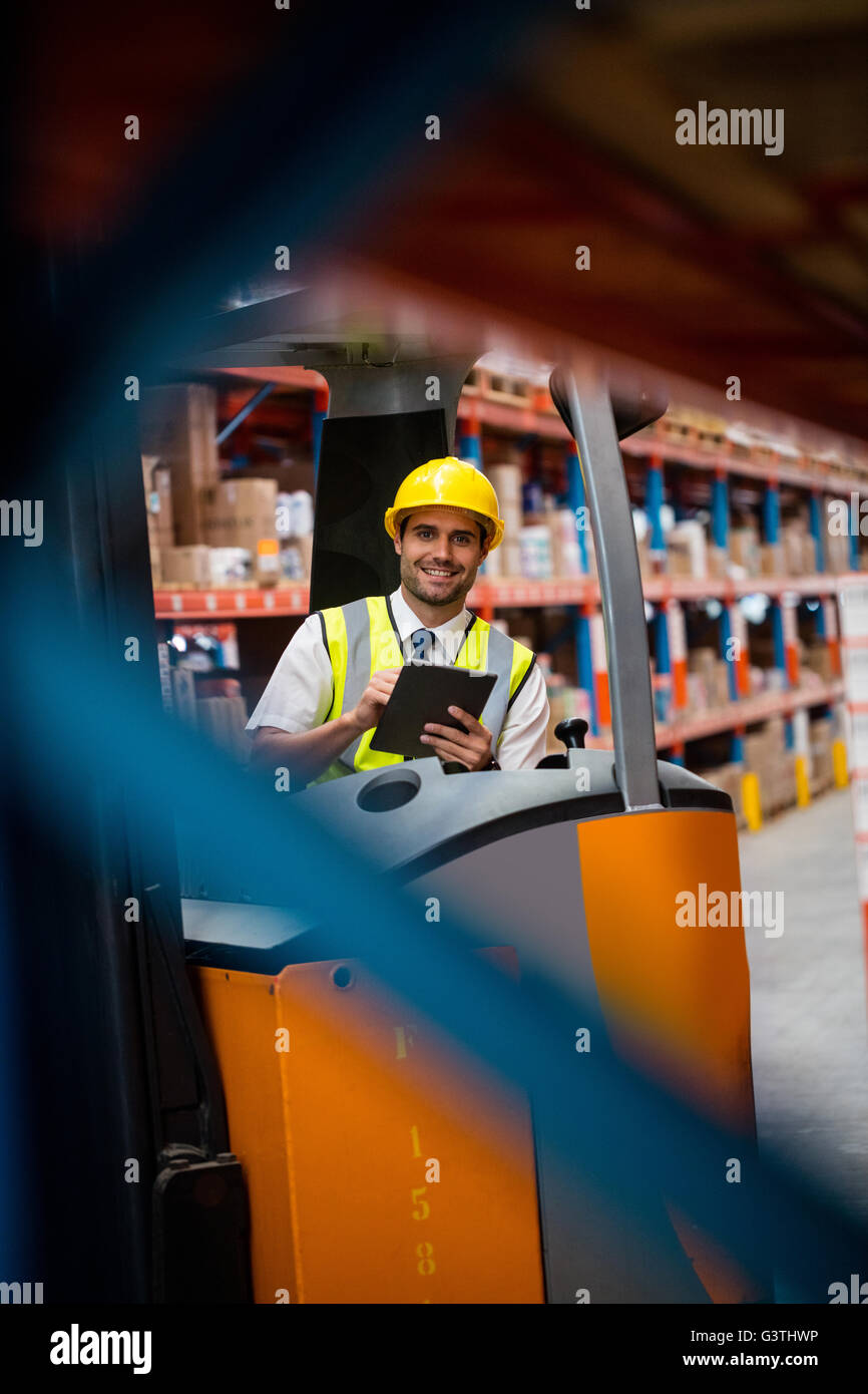 Focus su sfondo di warehouse manager sorridente e posa Foto Stock