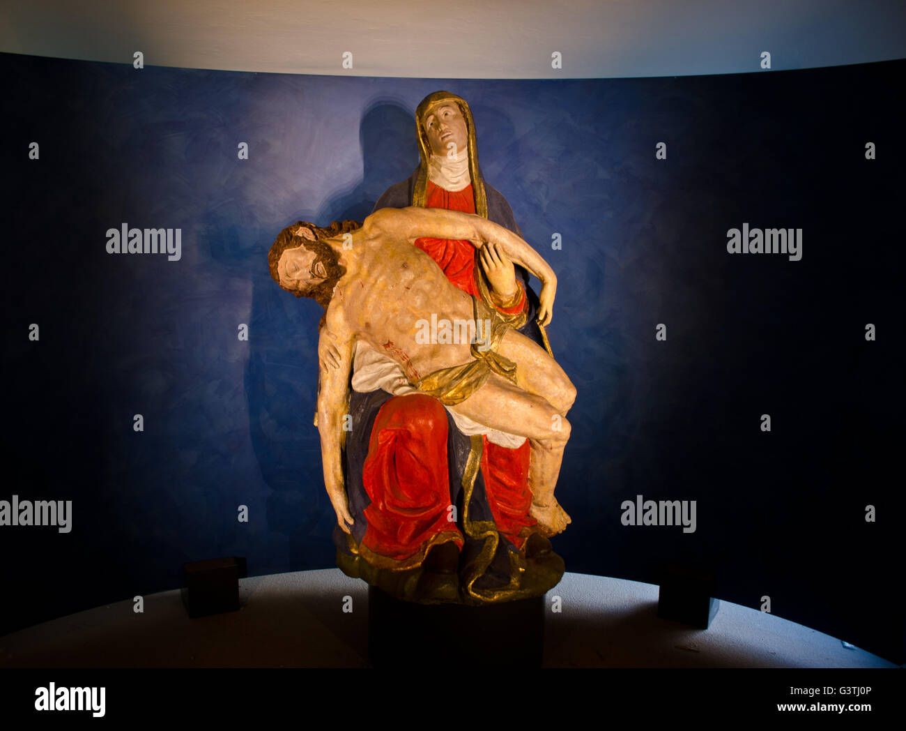 Pietà statua, Madre Marie trattiene il corpo di Gesù, la Madonna del Sasso Monastero, Orselina Locarno, Svizzera Foto Stock