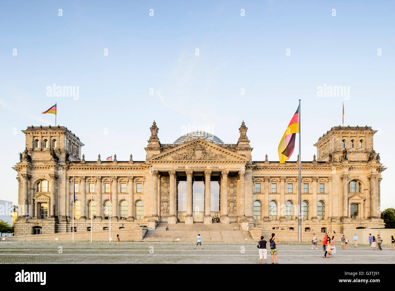 Germania, Berlino, Edificio del Reichstag contro il cielo chiaro Foto Stock