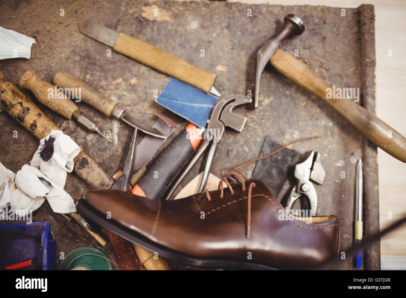 Strumenti del calzolaio e una calzatura su un tavolo Foto Stock