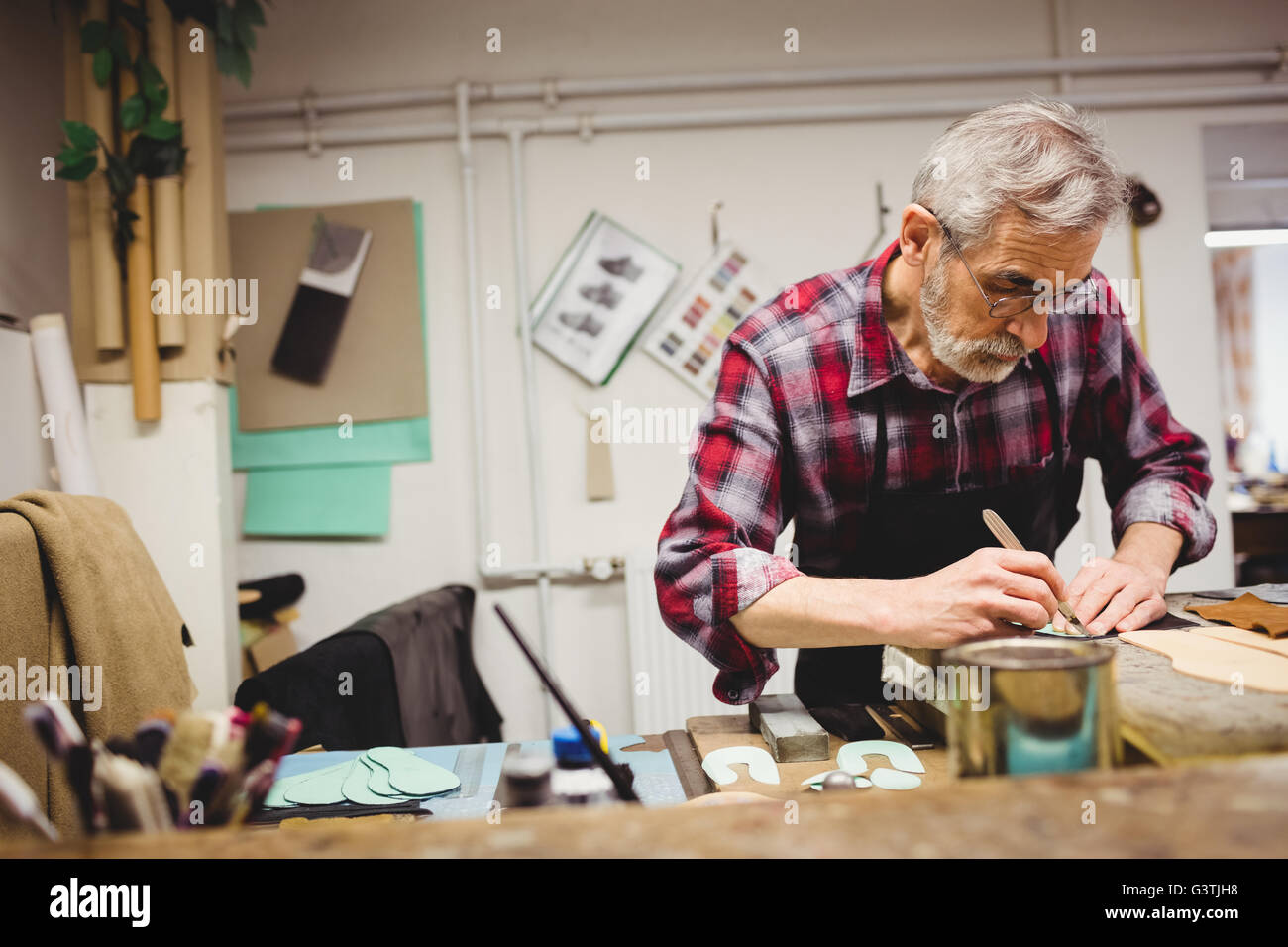 Concentrato cobbler scarpe di disegno Foto Stock