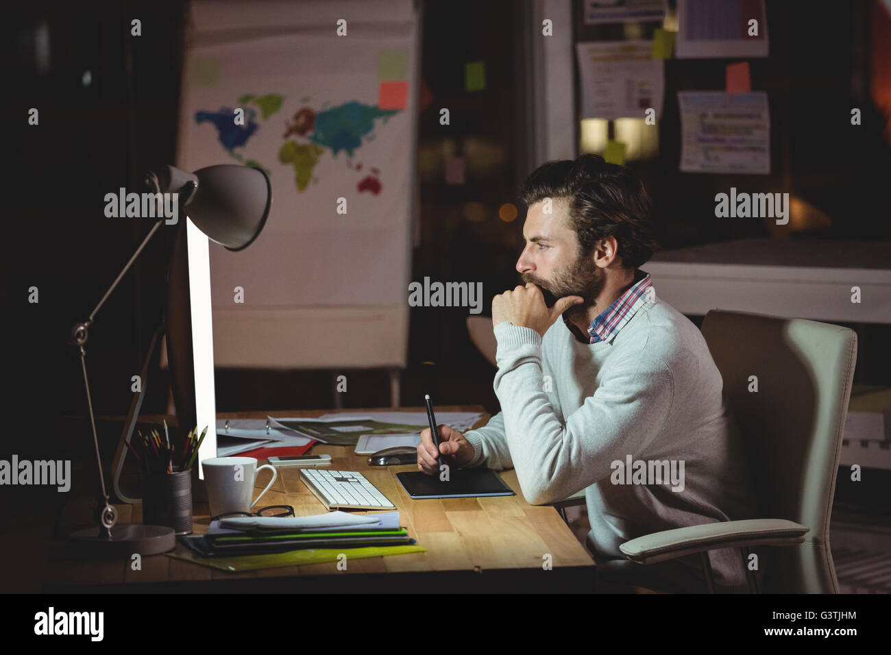 Uomo concentrato sulla parte anteriore del computer Foto Stock