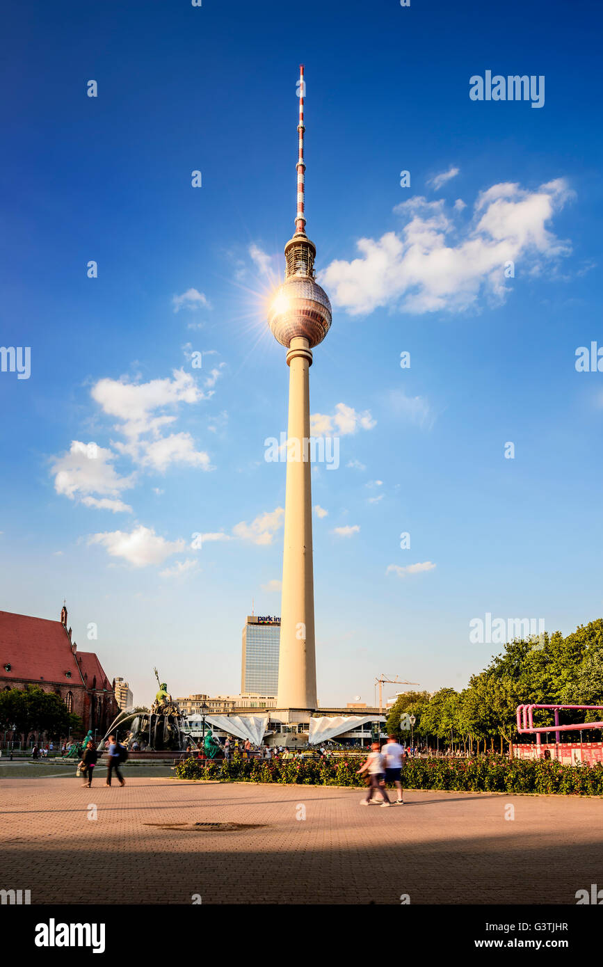 Germania, Berlino, Fernsehturm Berlin riflettendo la luce del sole Foto Stock