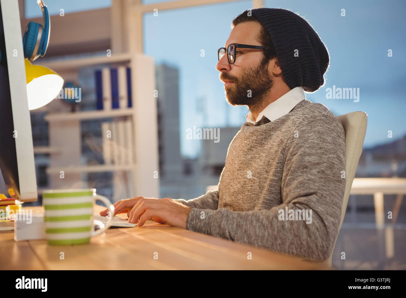 Concentrato hipster guardare il computer Foto Stock