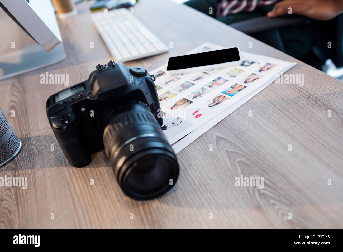Fotocamera digitale e paperworks su una scrivania in ufficio Foto Stock