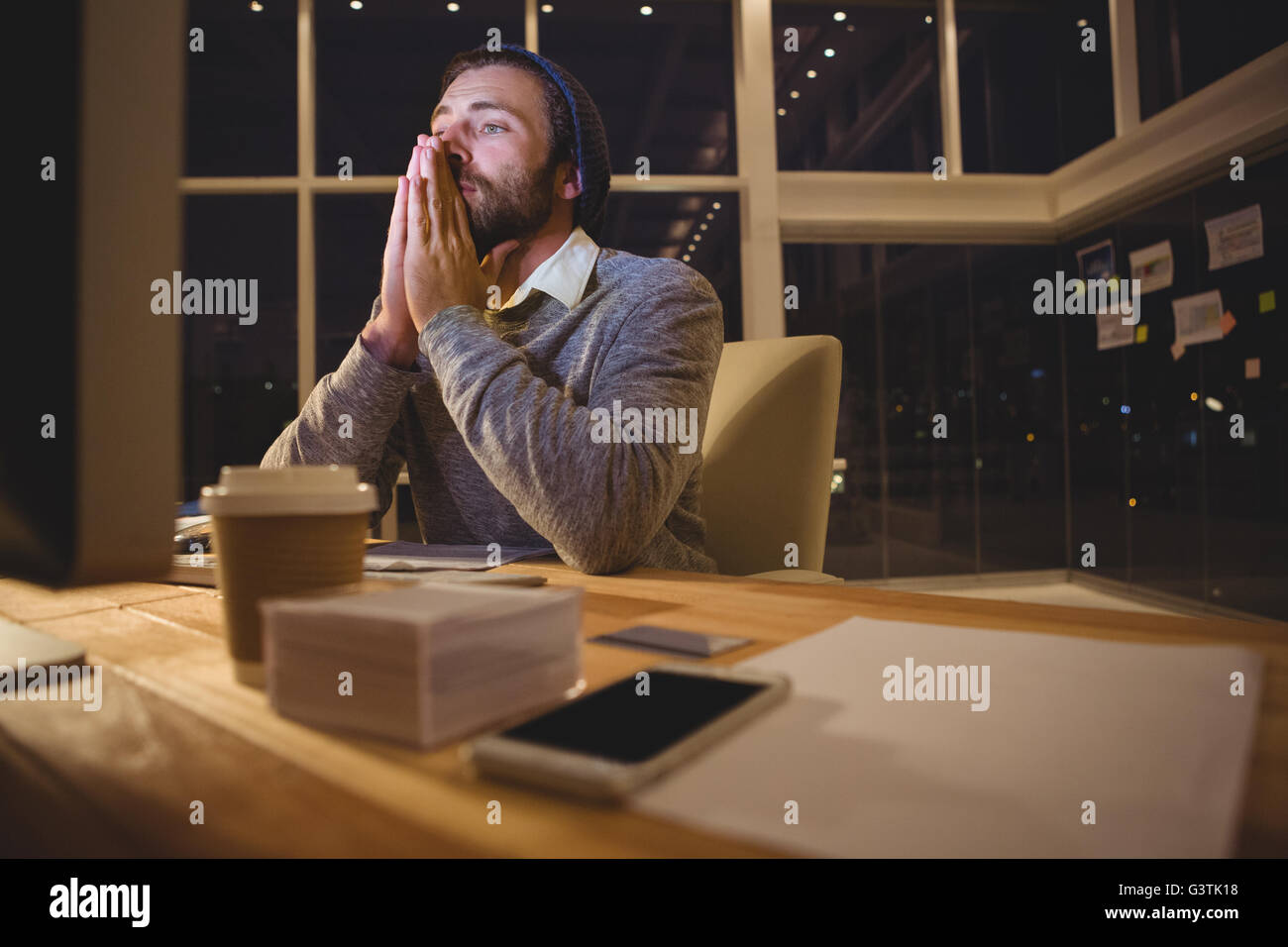 Concentrato hipster guardare il computer Foto Stock