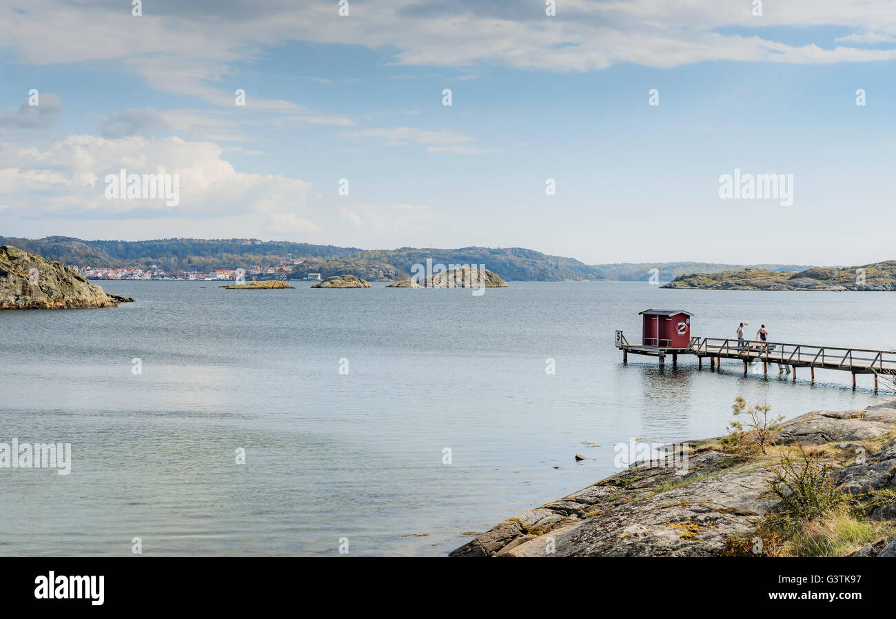 La Svezia, Costa Ovest, Bohuslan, Grundsund, Raggardsvik, Baia di acqua con Pier Foto Stock