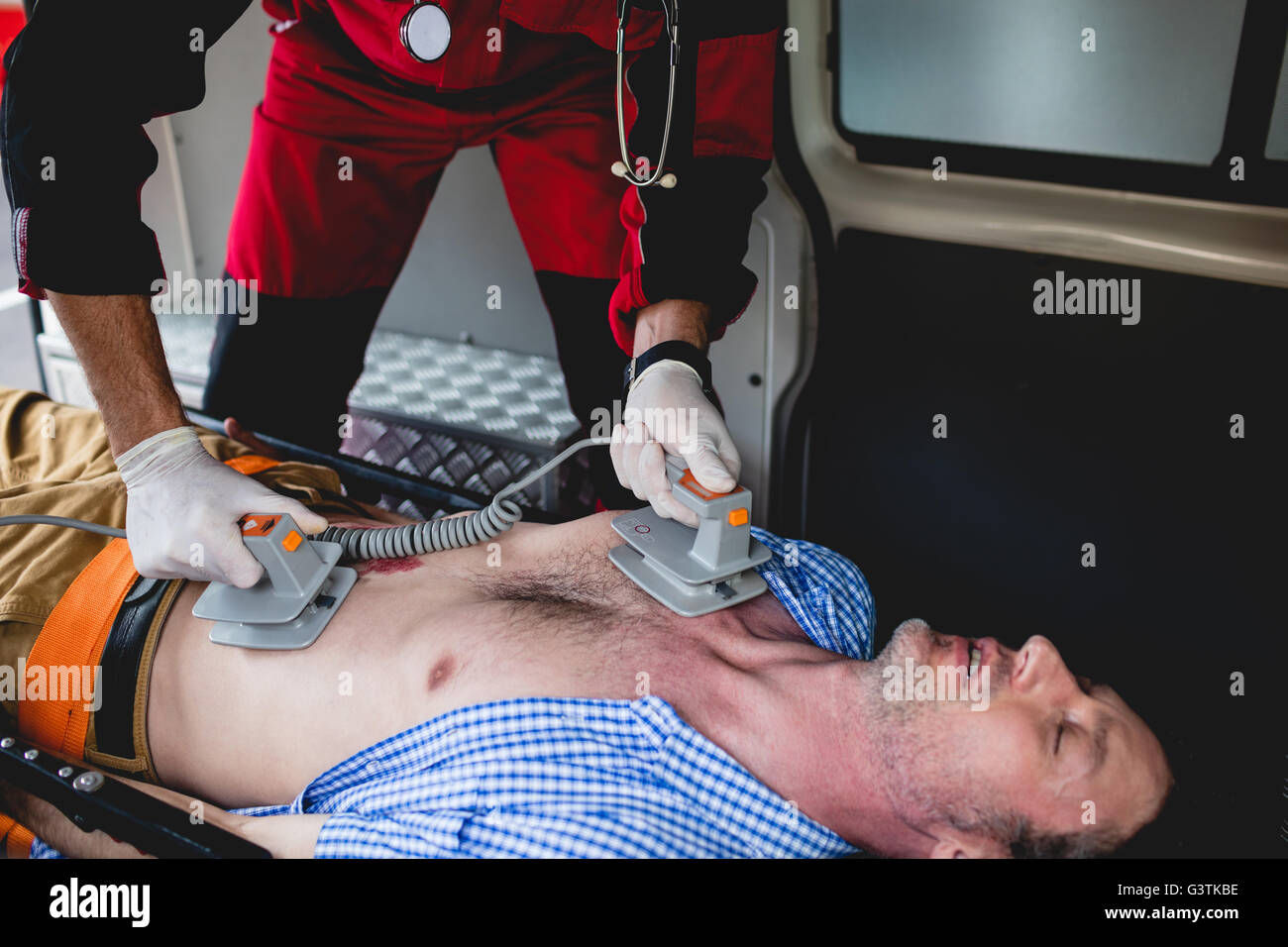 Uomo di ambulanza con defibrillatore Foto stock - Alamy