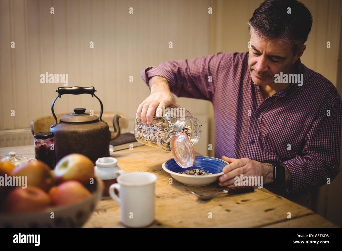 Uomo maturo preparando la colazione Foto Stock