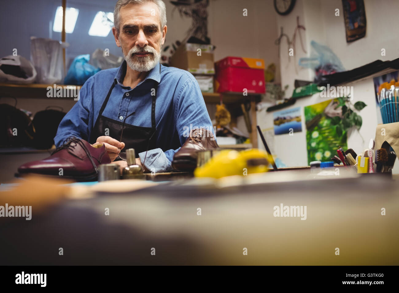Il comando cobbler cercando la sua superficie di lavoro Foto Stock