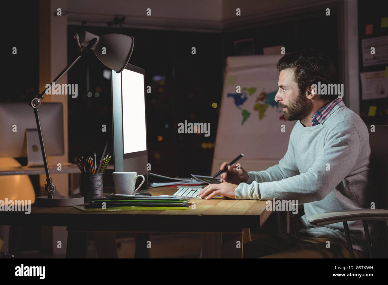 Uomo concentrato sulla parte anteriore del computer Foto Stock